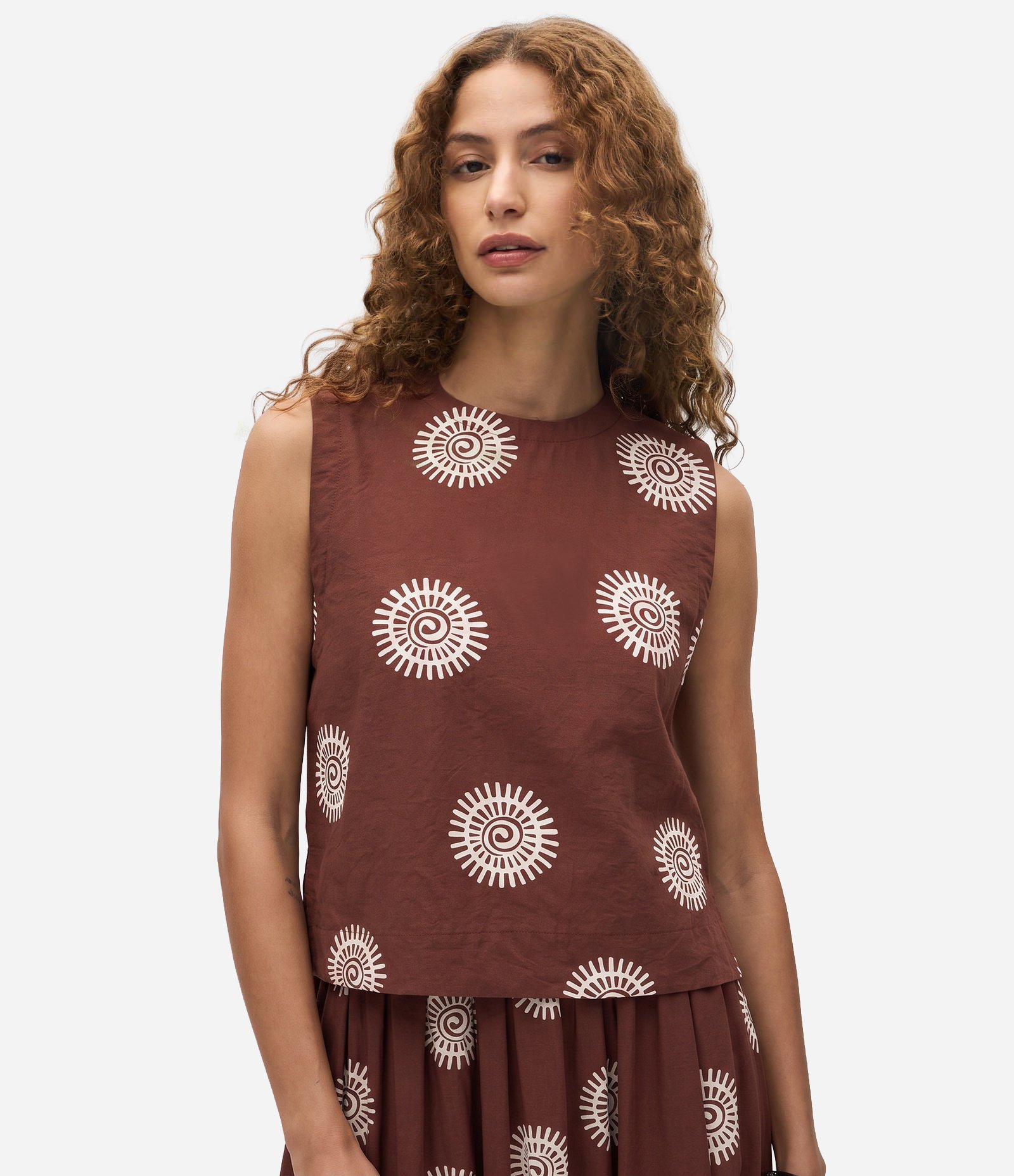 Blusa em Viscose com Alça Larga e Estampa de Repetição Marrom 1