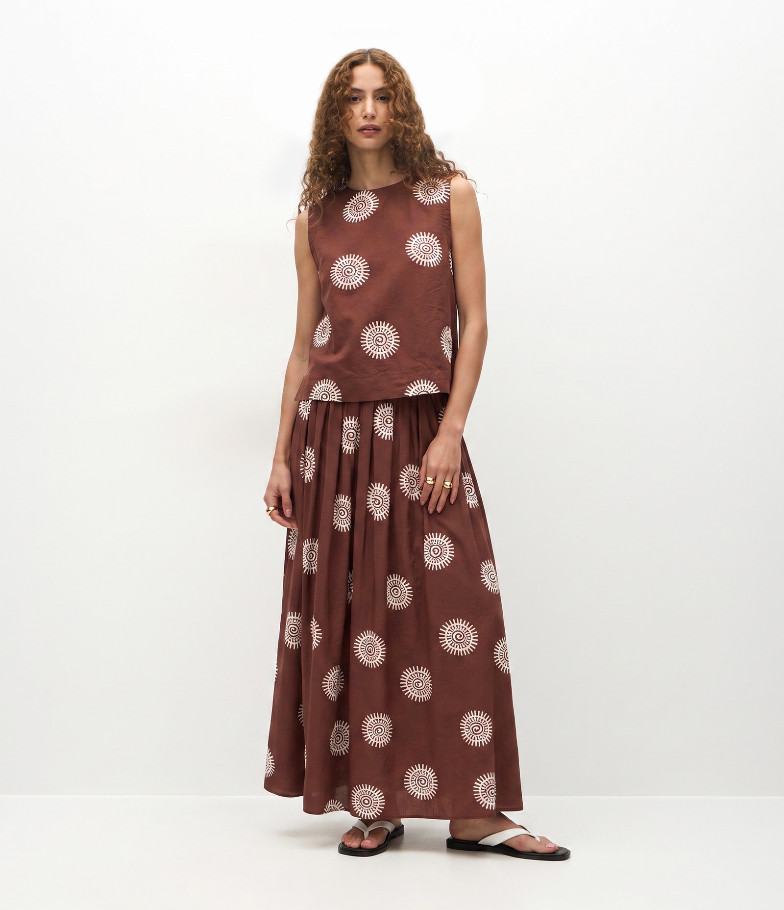 Blusa em Viscose com Alça Larga e Estampa de Repetição Marrom 2