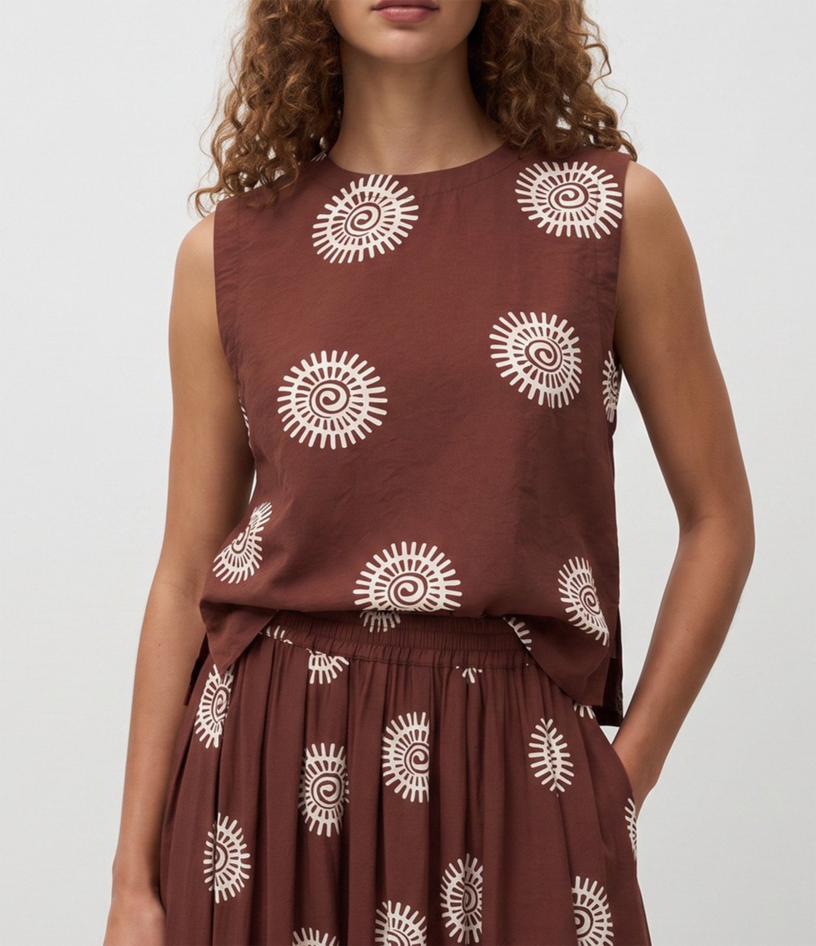 Blusa em Viscose com Alça Larga e Estampa de Repetição Marrom 3