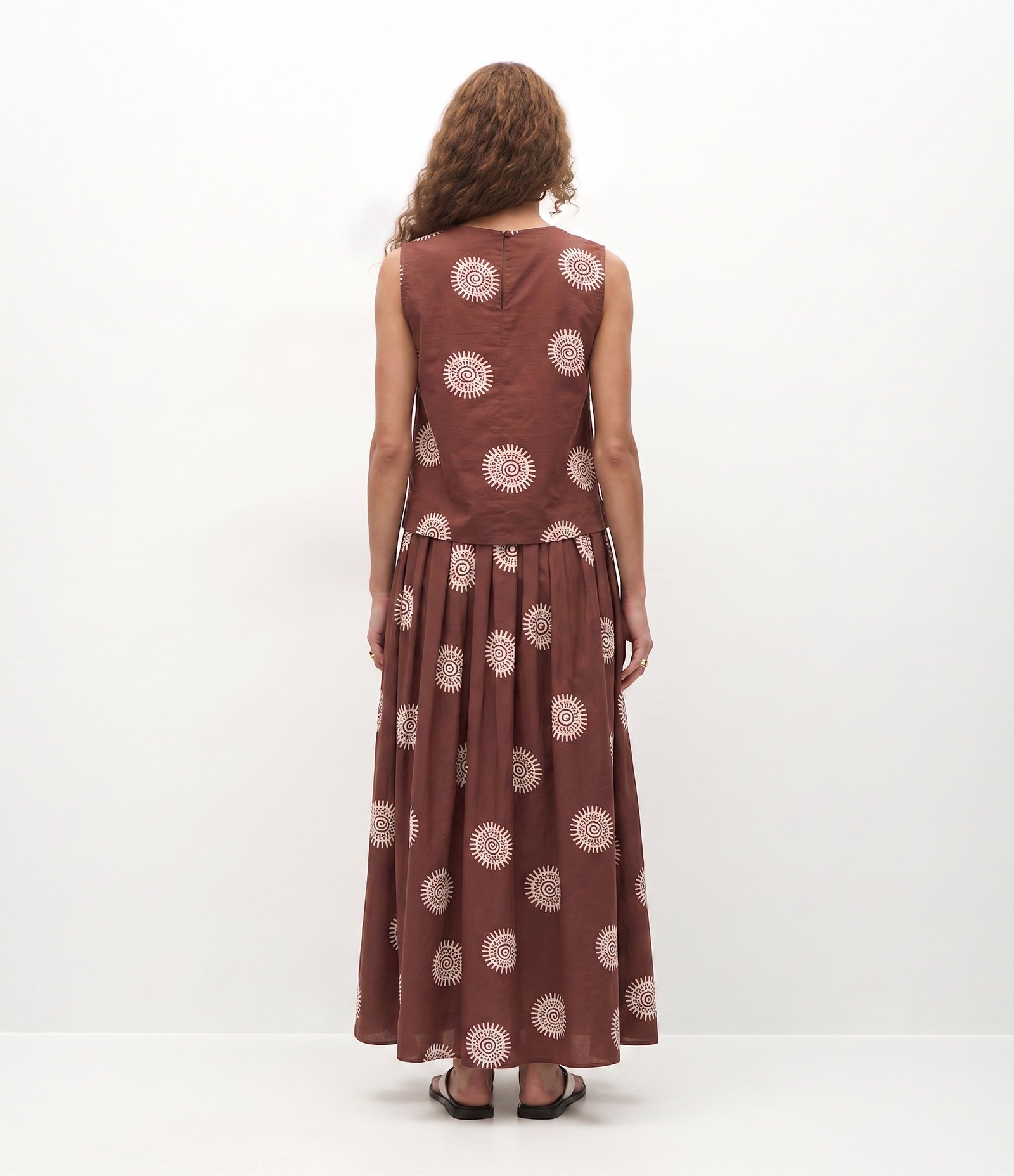 Blusa em Viscose com Alça Larga e Estampa de Repetição Marrom 4