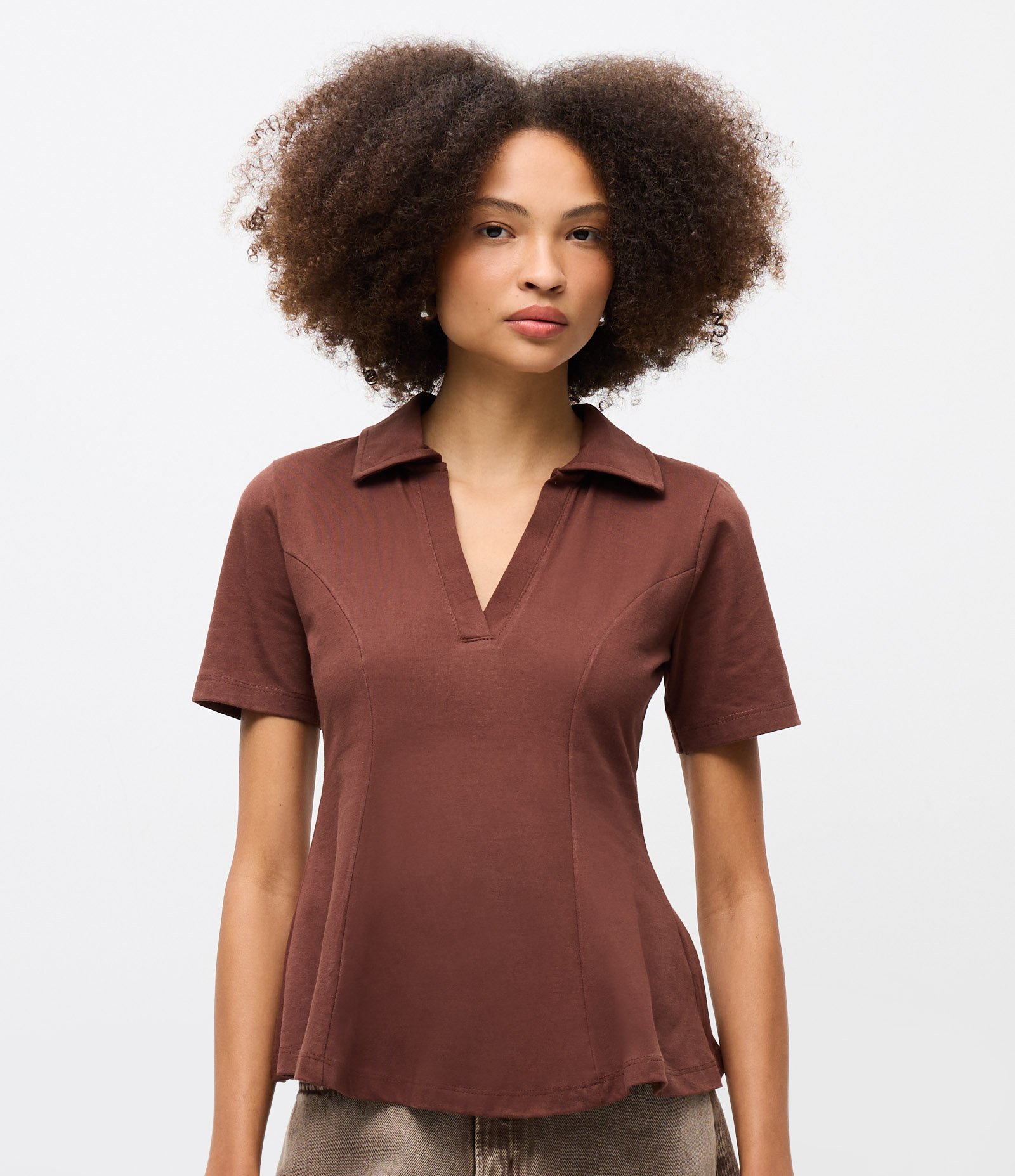 Blusa em Meia Malha com Gola Polo e Modelagem Peplum Marrom 1