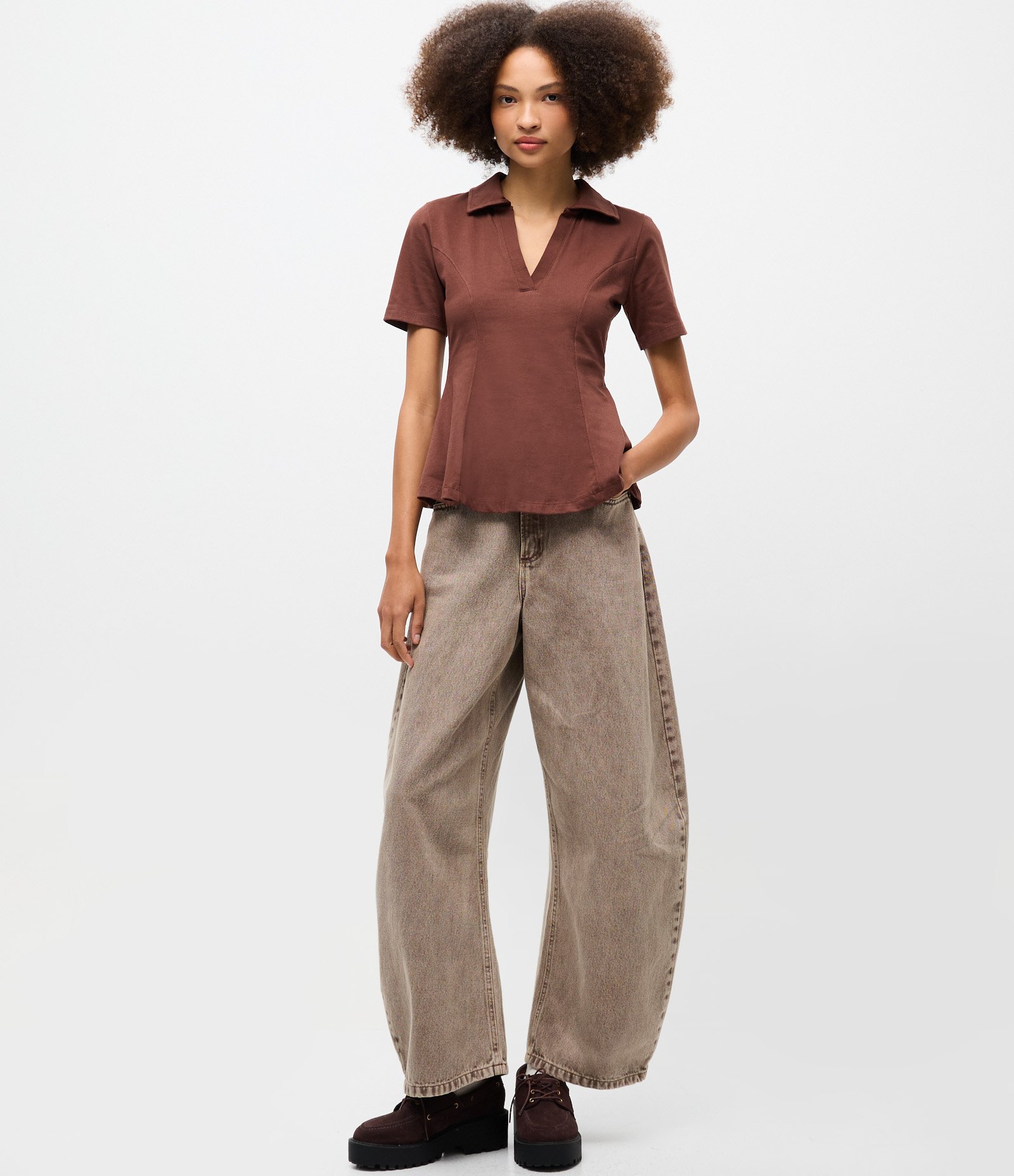Blusa em Meia Malha com Gola Polo e Modelagem Peplum Marrom 2
