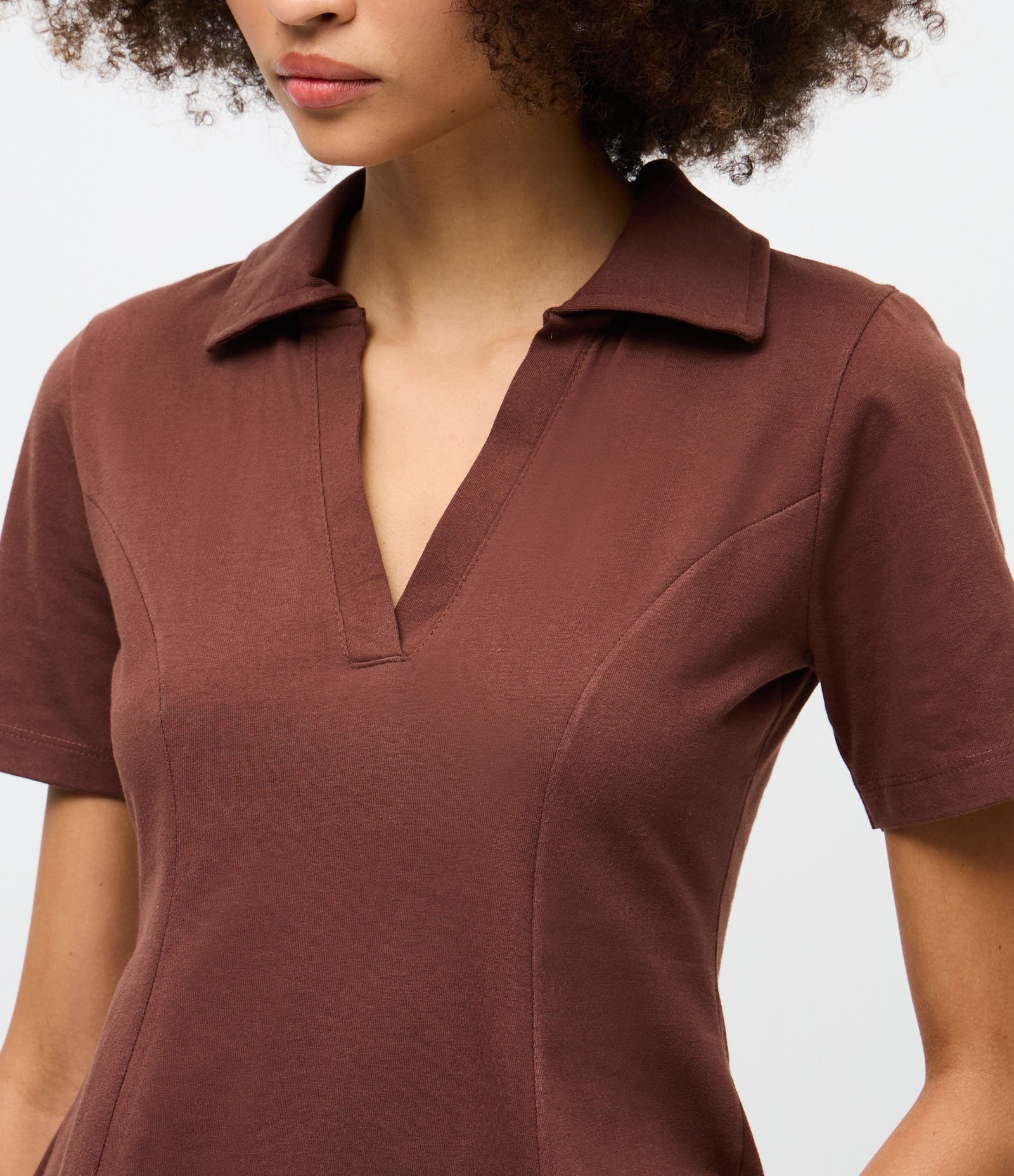 Blusa em Meia Malha com Gola Polo e Modelagem Peplum Marrom 3