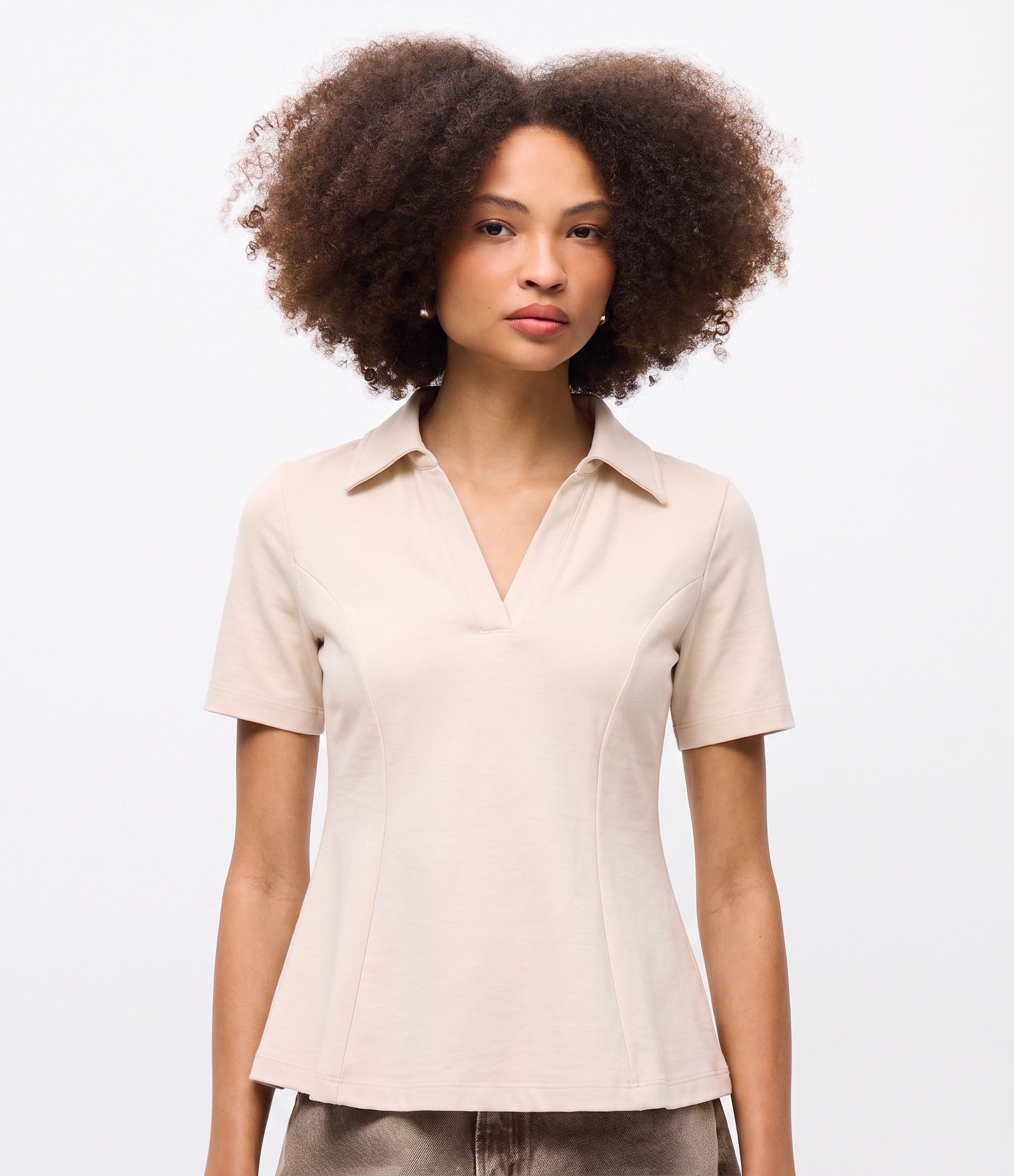 Blusa em Meia Malha com Gola Polo e Modelagem Peplum Bege Claro 1