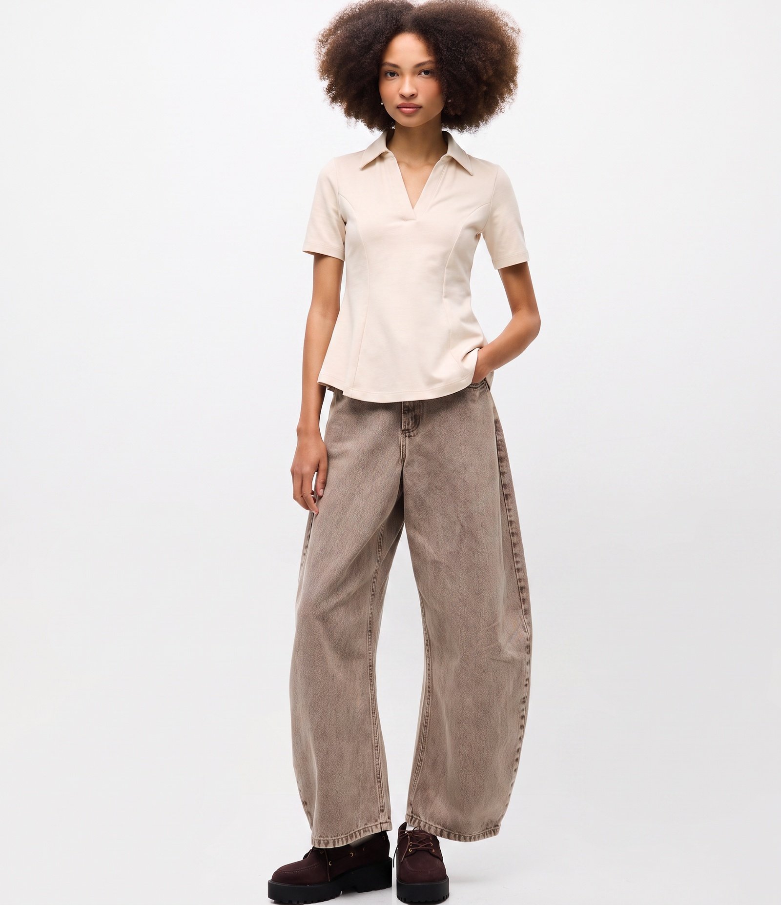 Blusa em Meia Malha com Gola Polo e Modelagem Peplum Bege Claro 2