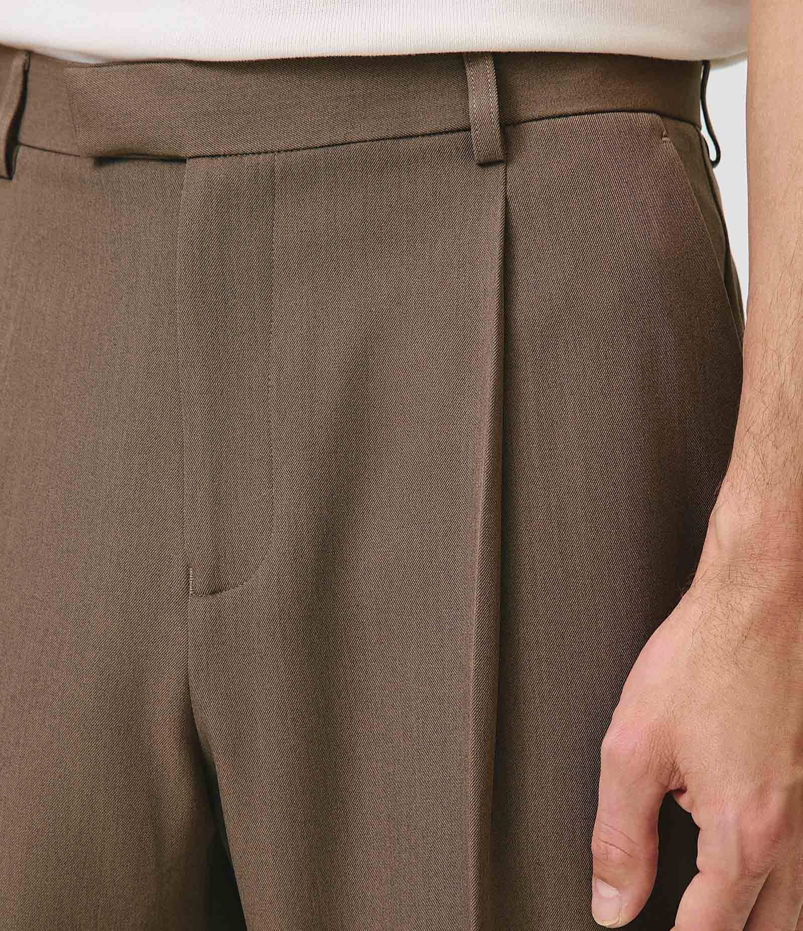 Calça Wide Leg Alfaiatada com Pregas Frontais Marrom 3