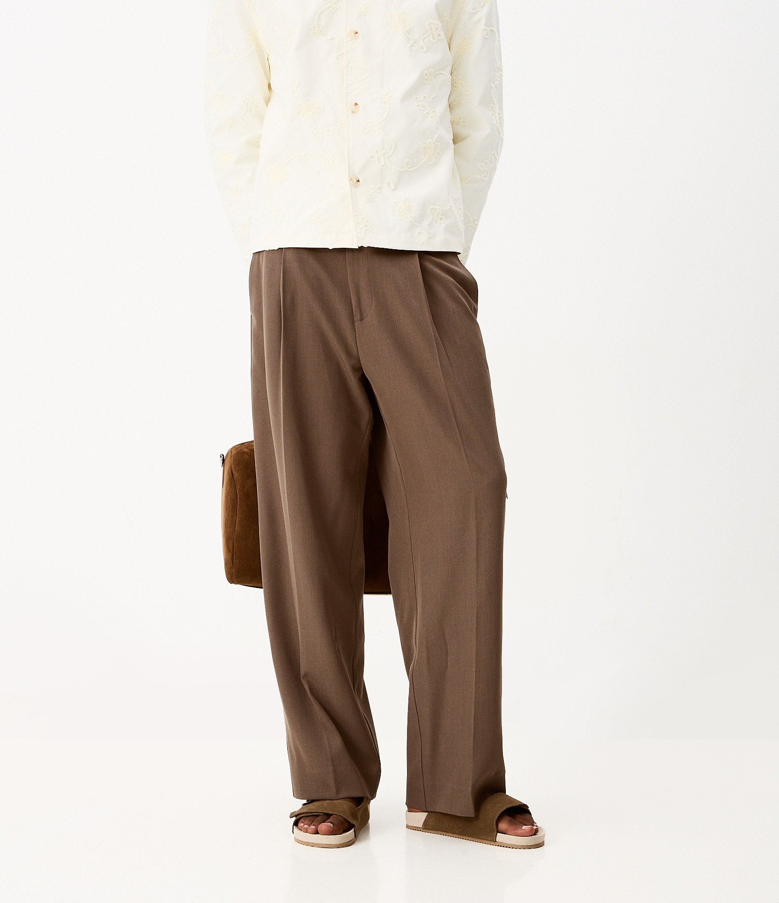 Calça Wide Leg Alfaiatada com Pregas Frontais Marrom 7