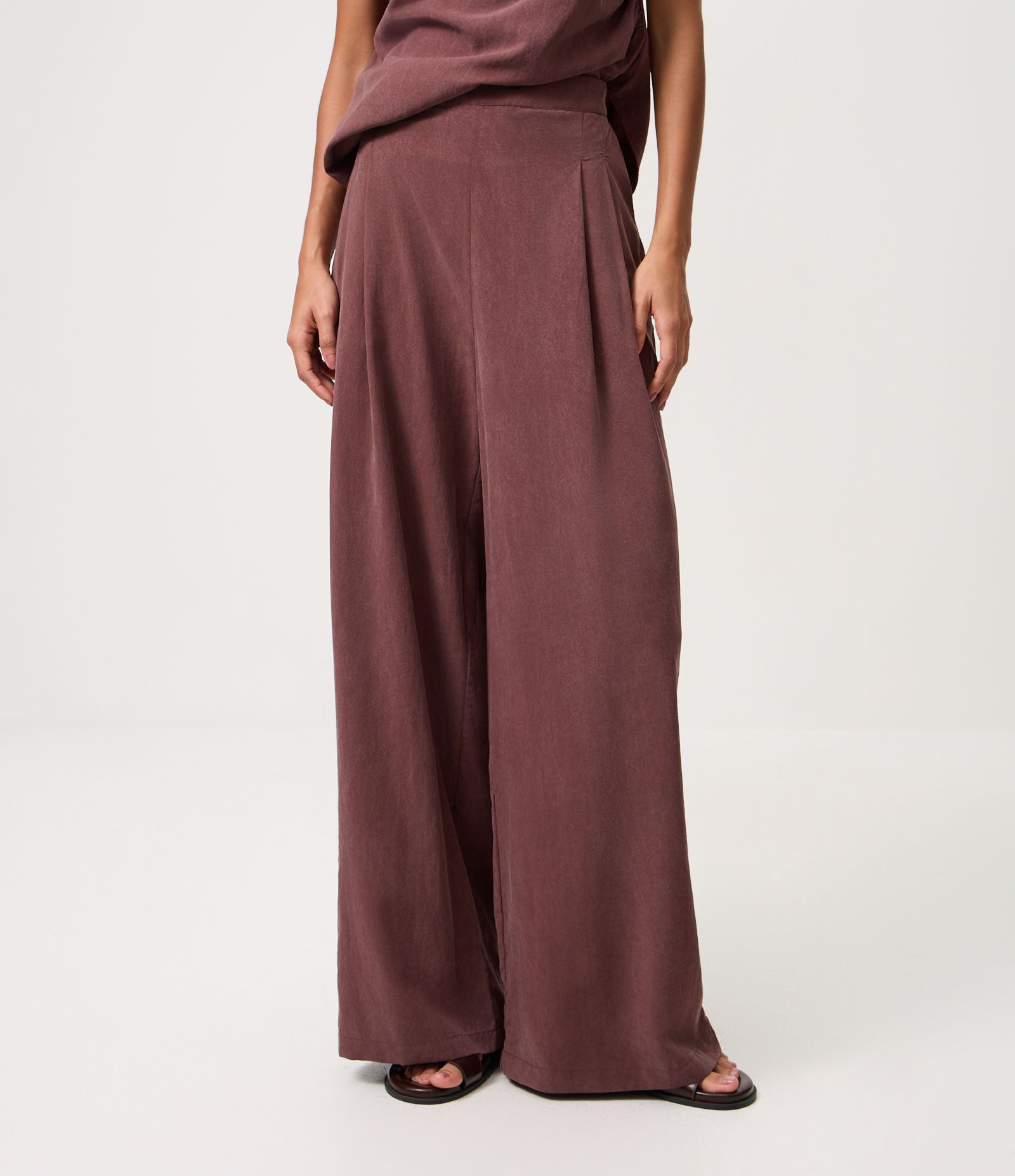 Calça Wide Leg em Liocel com Cós Elástico Bordô 3