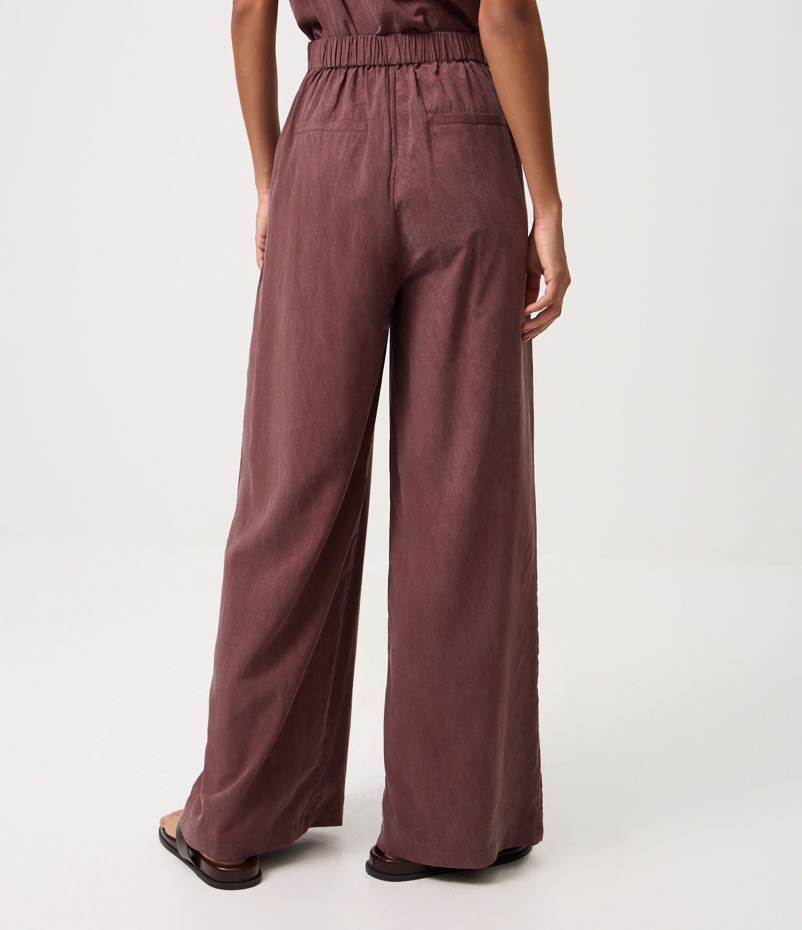 Calça Wide Leg em Liocel com Cós Elástico Bordô 5