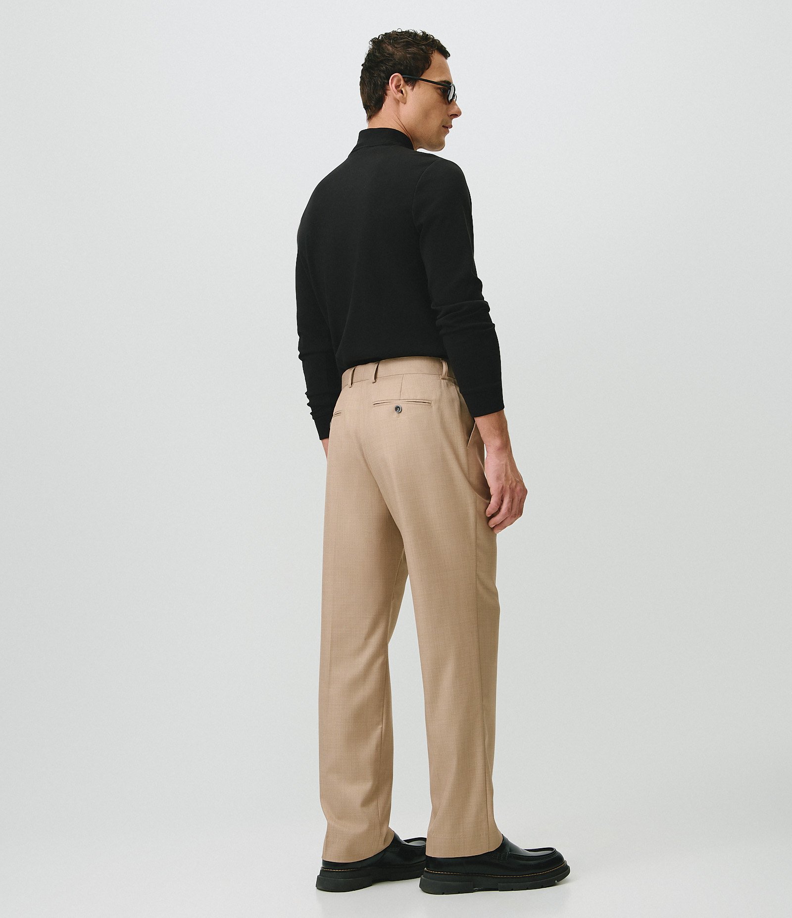 Calça Social Reta em Poliviscose com Bolsos Bege 4