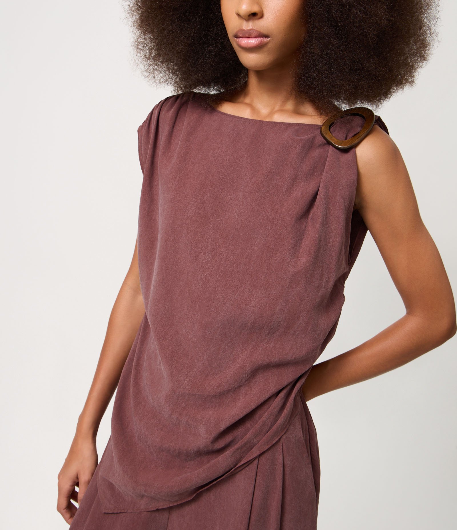 Blusa Assimétrica em Liocel com Ombro Drapeado Marrom 3