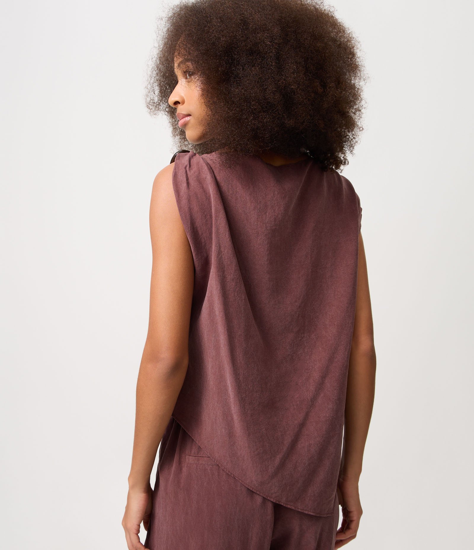 Blusa Assimétrica em Liocel com Ombro Drapeado Marrom 4