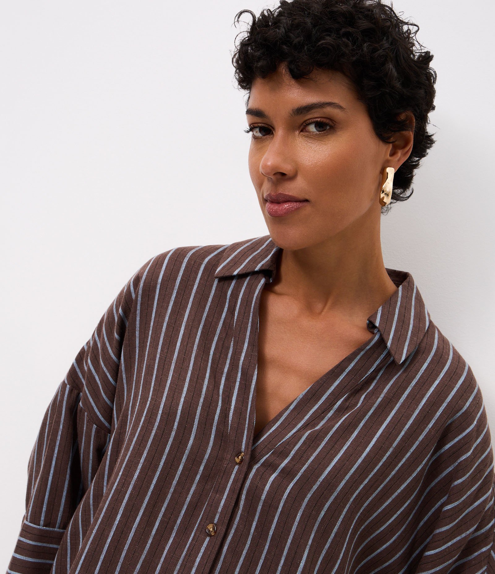Camisa em Viscolinho com Estampa Listrada Marrom 3