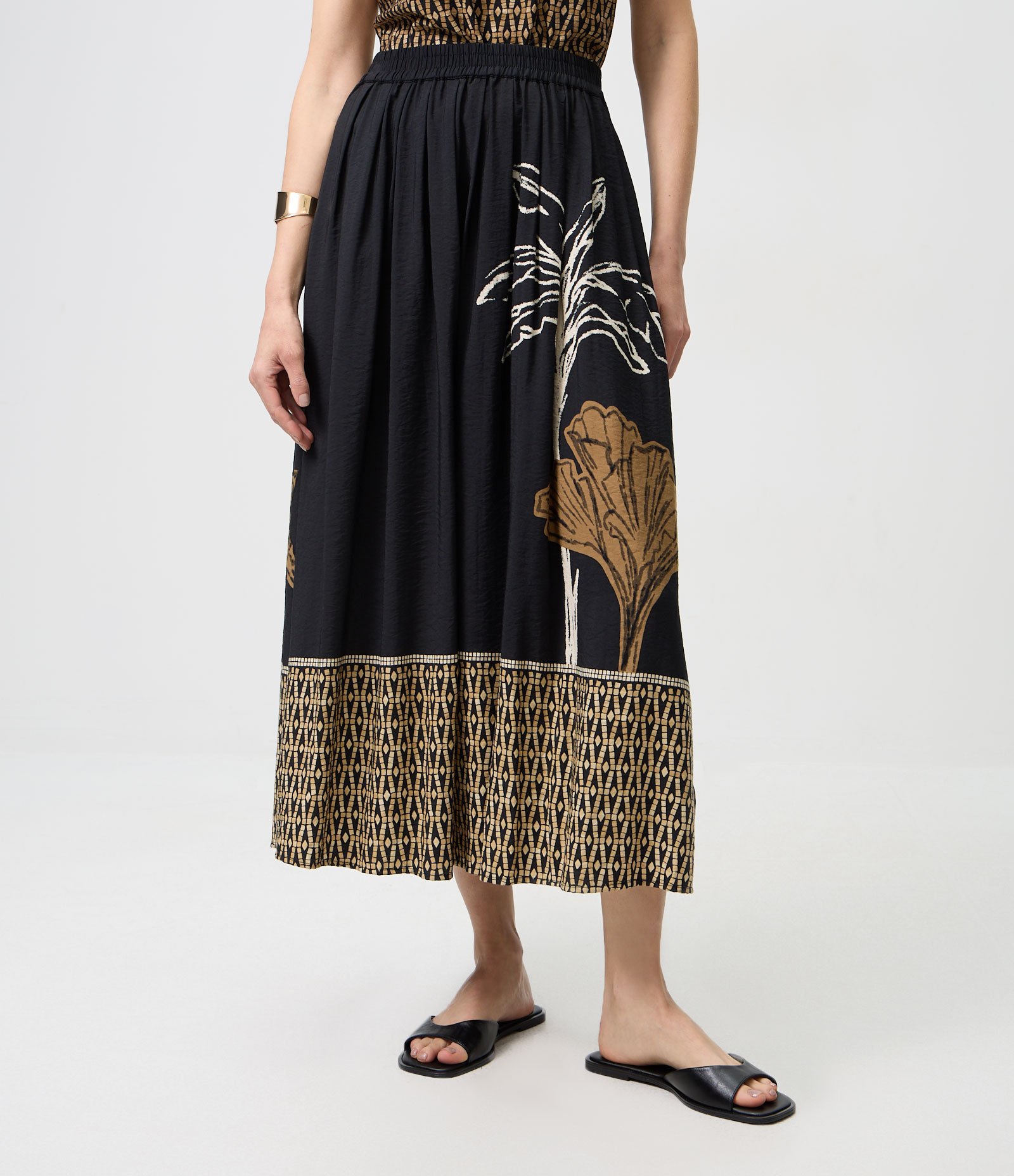 Saia Midi Evasê com Estampa de Folhagem Preto 2