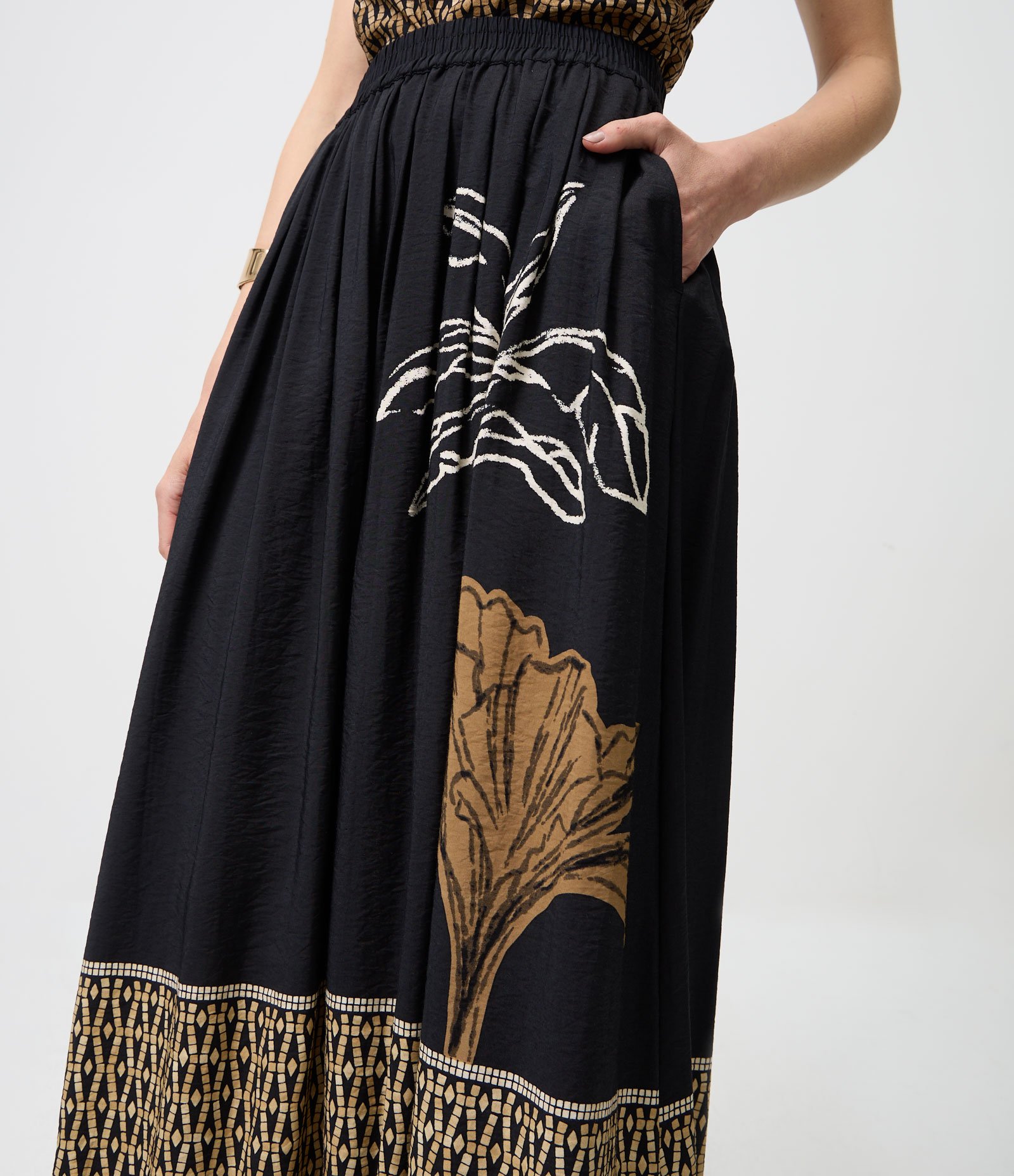 Saia Midi Evasê com Estampa de Folhagem Preto 4