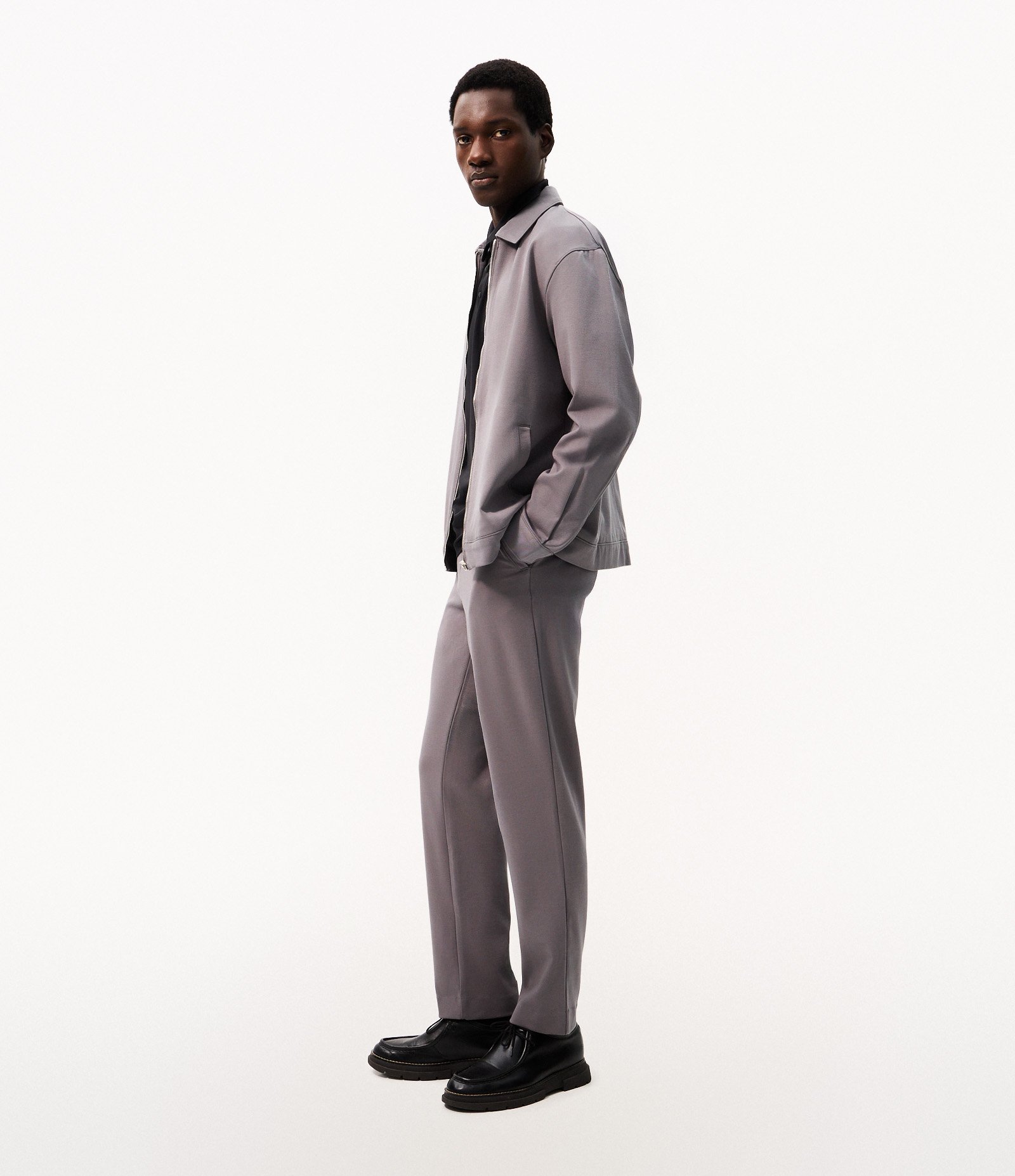 Calça Slim em Sarja Performance Cinza 4