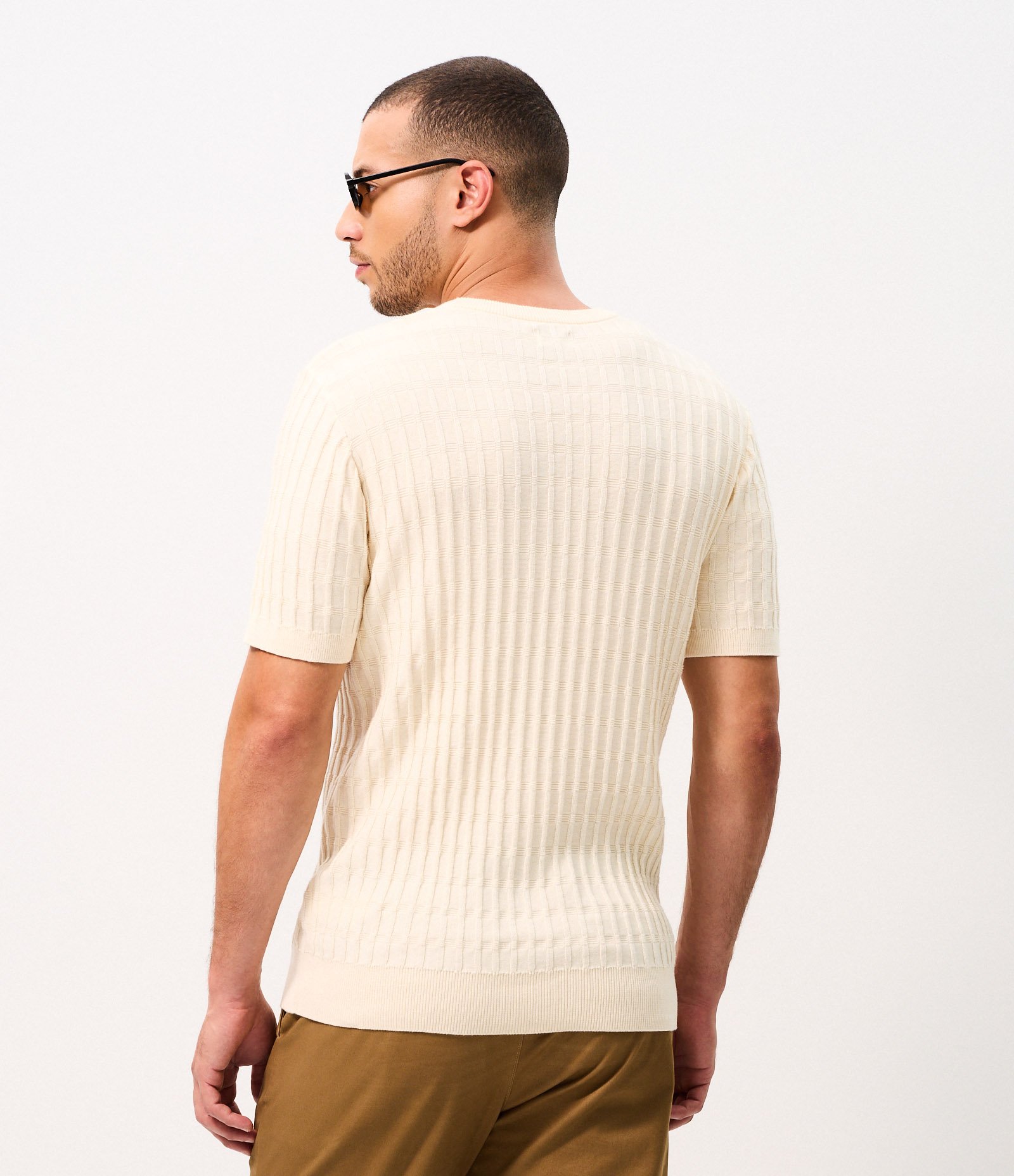 Camiseta Manga Curta com Quadradinhos Texturizado Bege 3