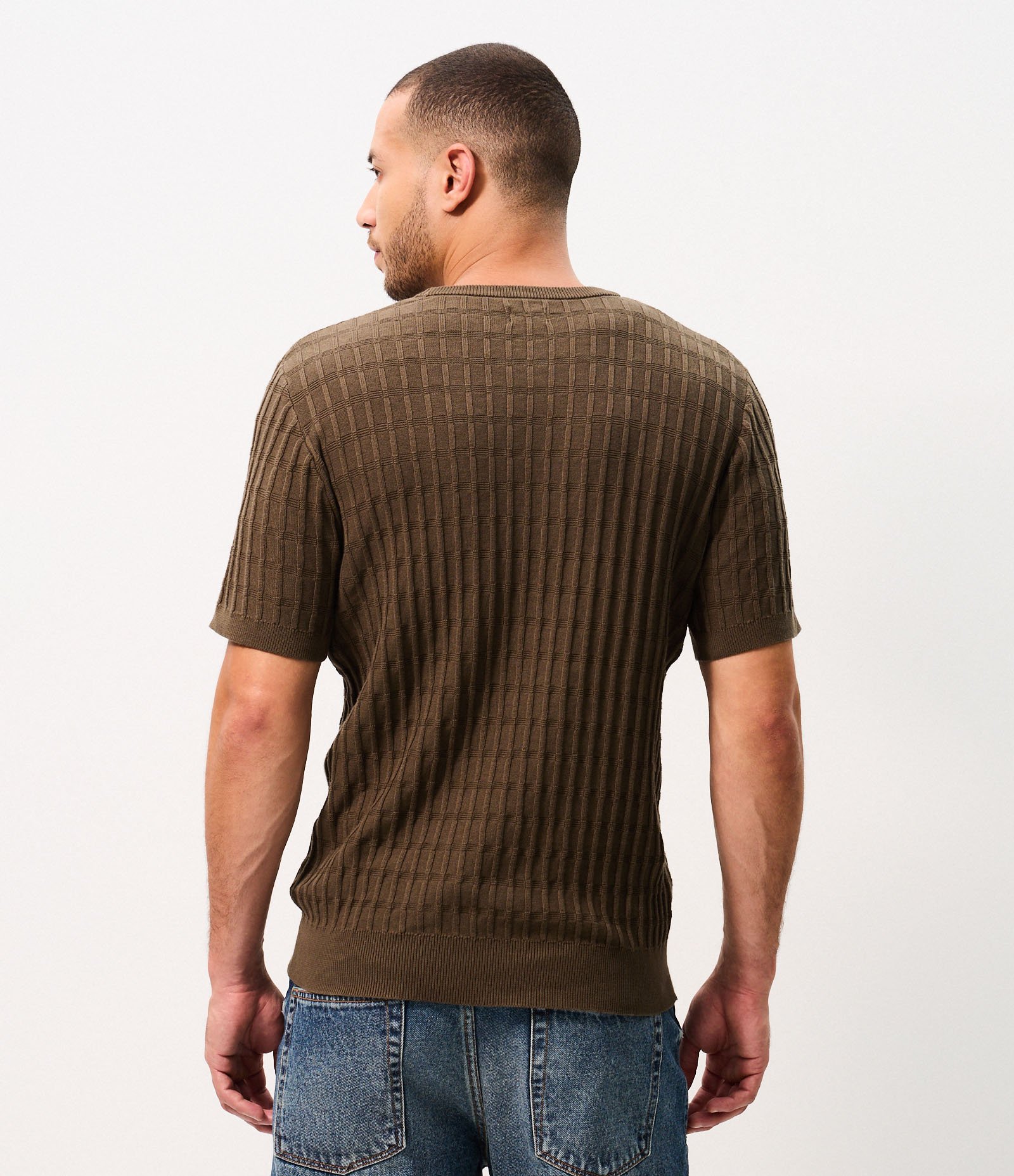 Camiseta Manga Curta com Quadradinhos Texturizado Marrom 3