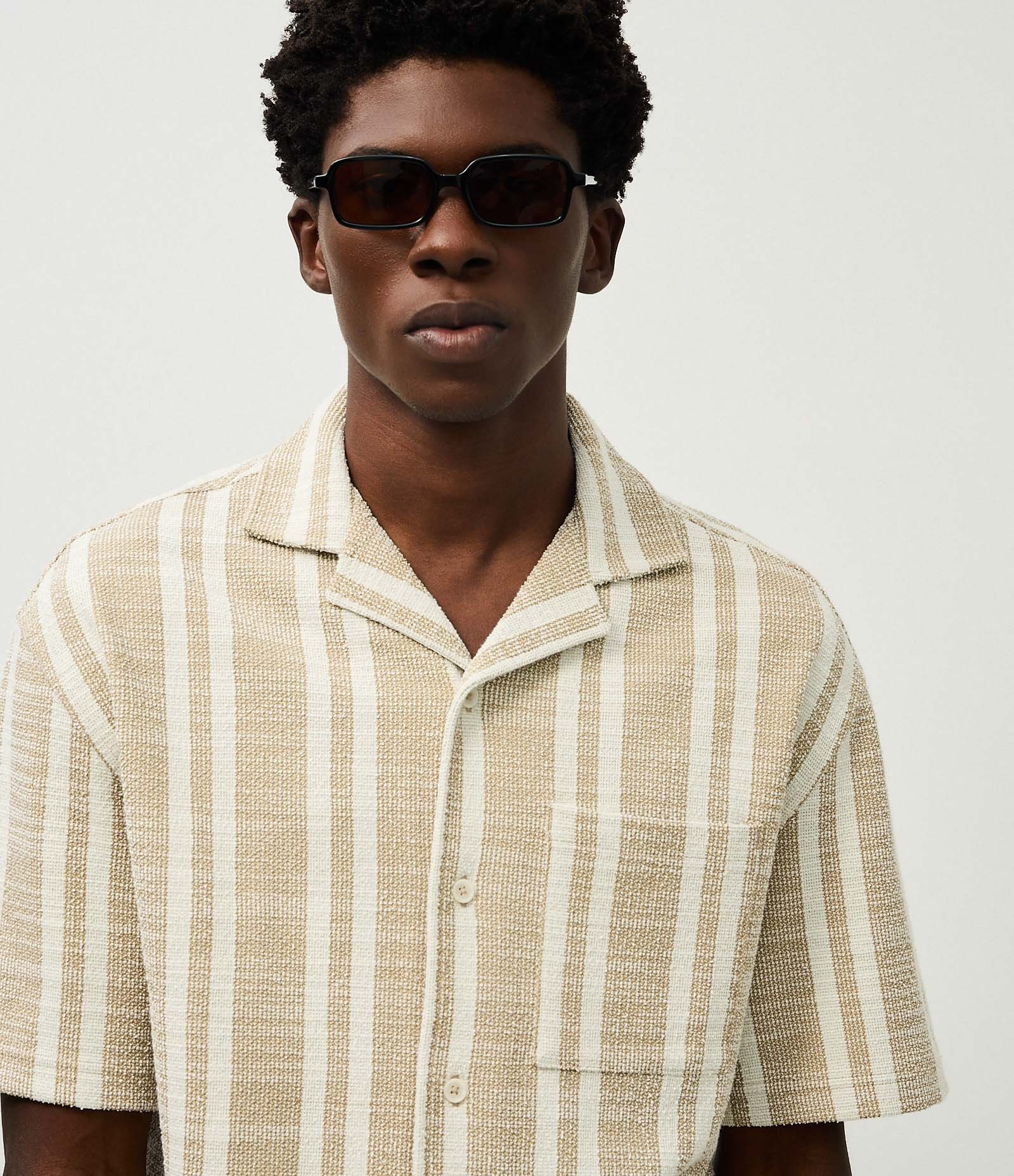 Camisa Manga Curta Jacquard Listrada Boxy Bege 1