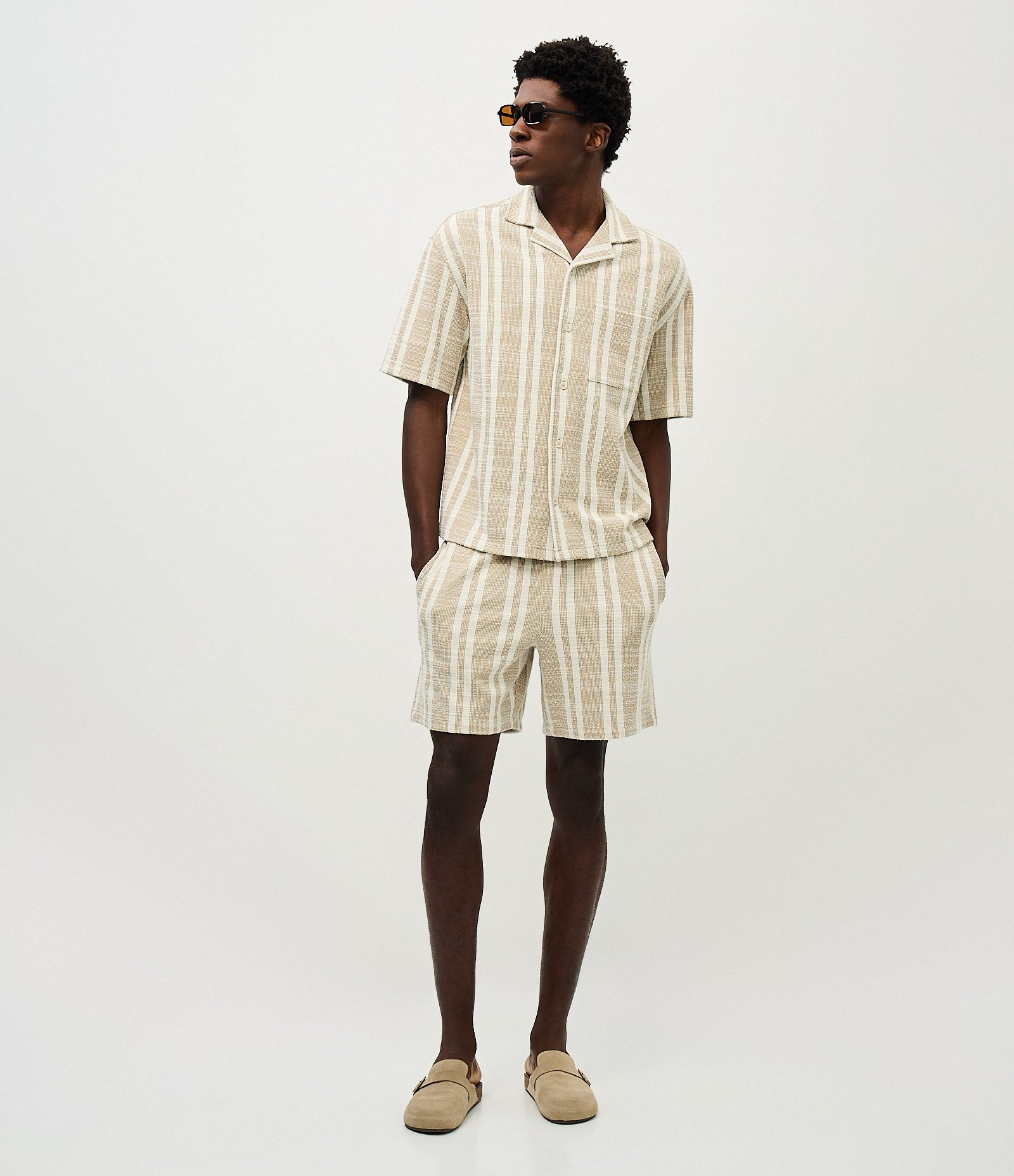 Camisa Manga Curta Jacquard Listrada Boxy Bege 2