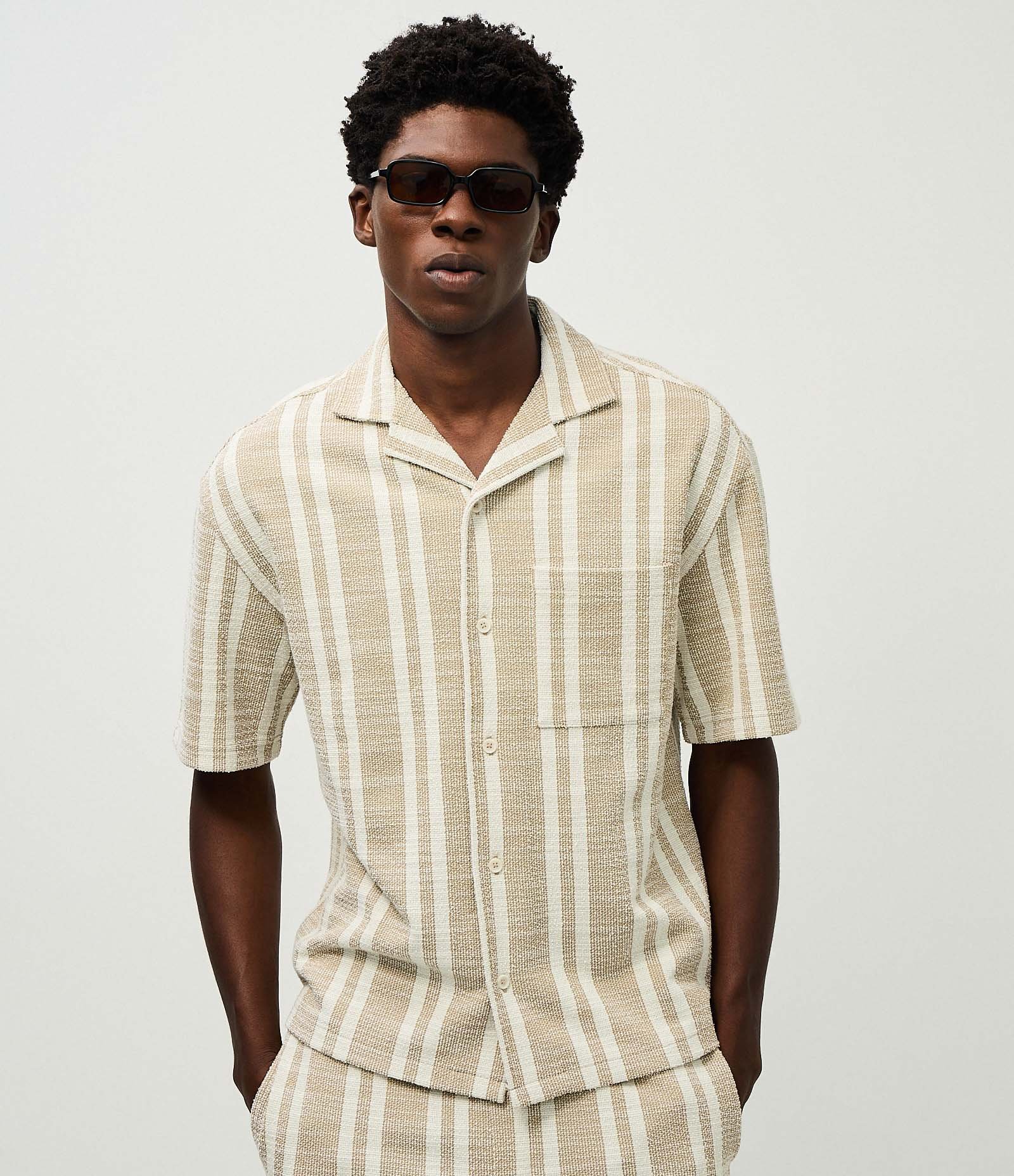 Camisa Manga Curta Jacquard Listrada Boxy Bege 3