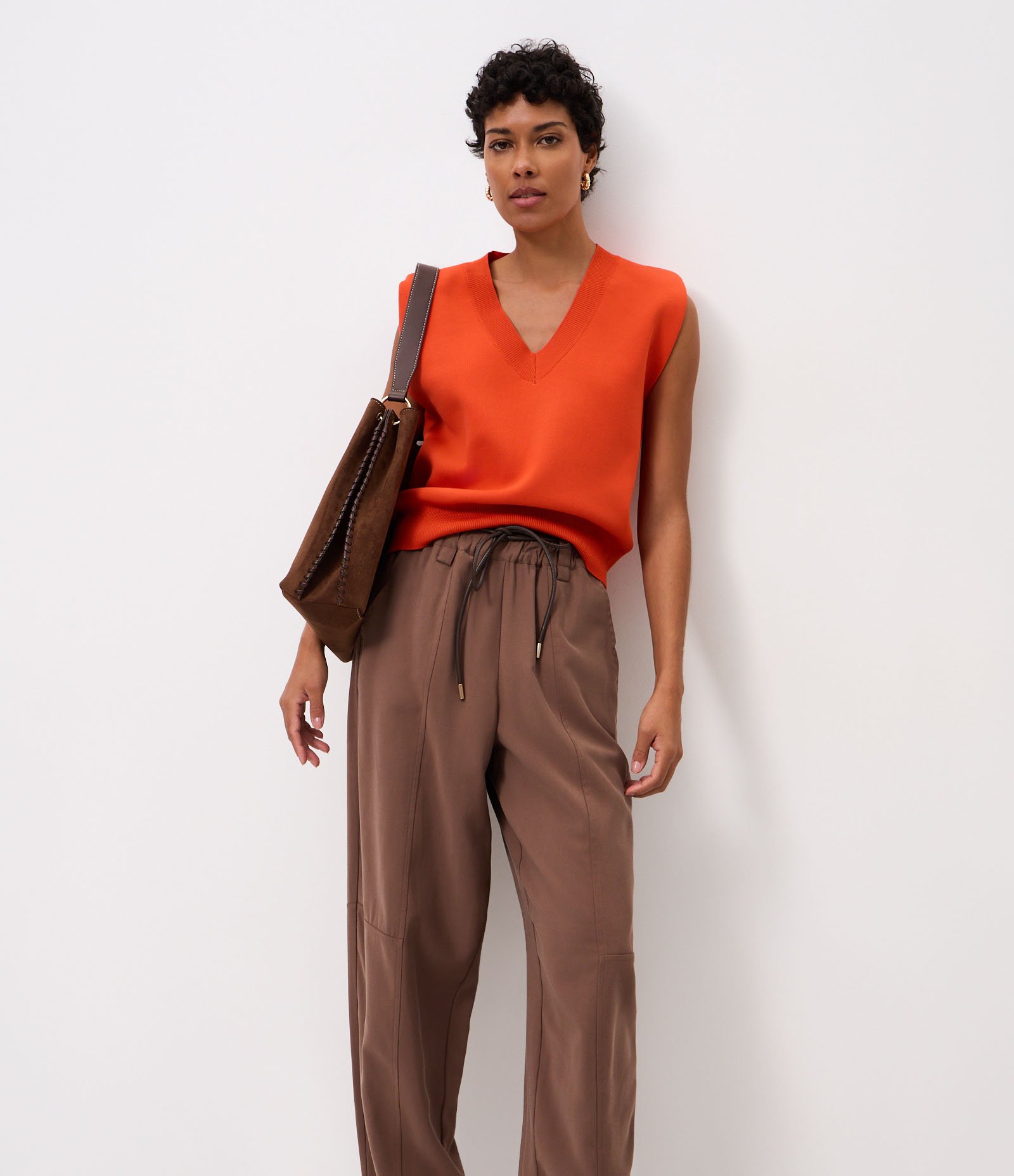 Calça Cenoura com Cós Elástico e Cinto para Amarração Marrom 2