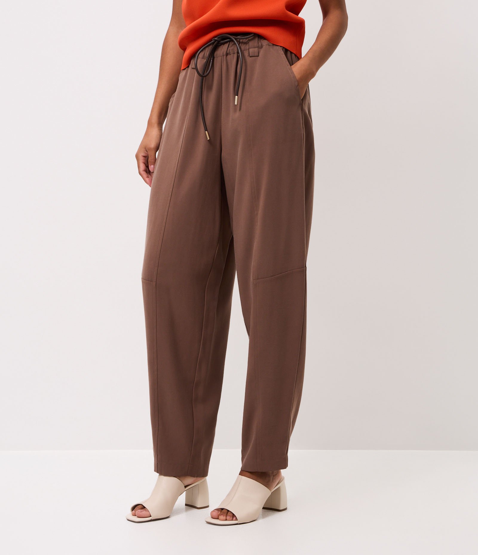 Calça Cenoura com Cós Elástico e Cinto para Amarração Marrom 3