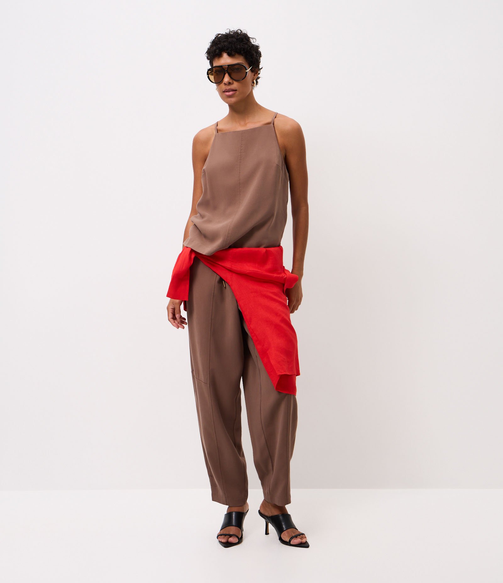 Blusa com Decote Halter Neck e Alças Finas Marrom 2