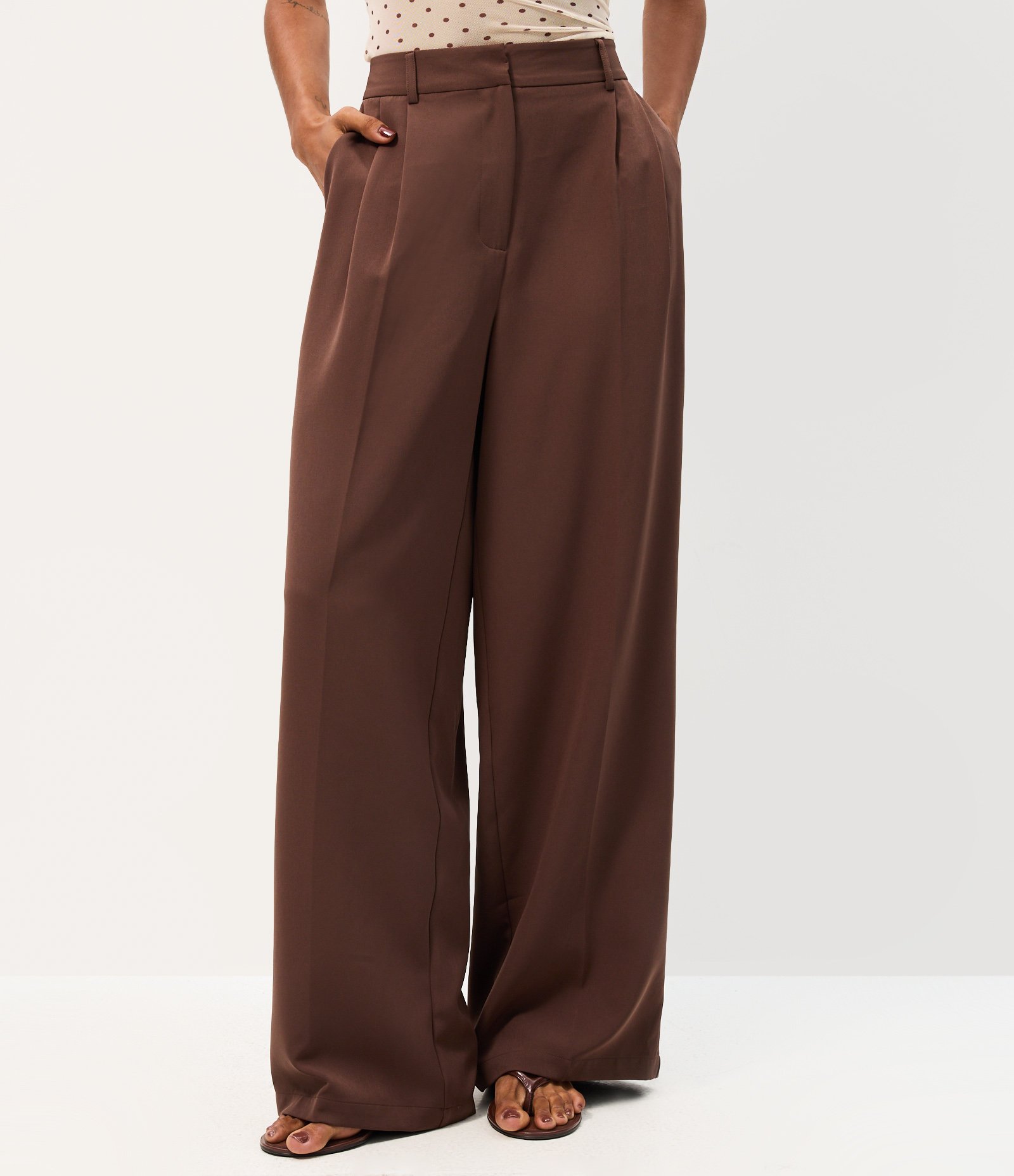 Calça Pantalona em Alfaiataria com Bolso Faca Bordô 2
