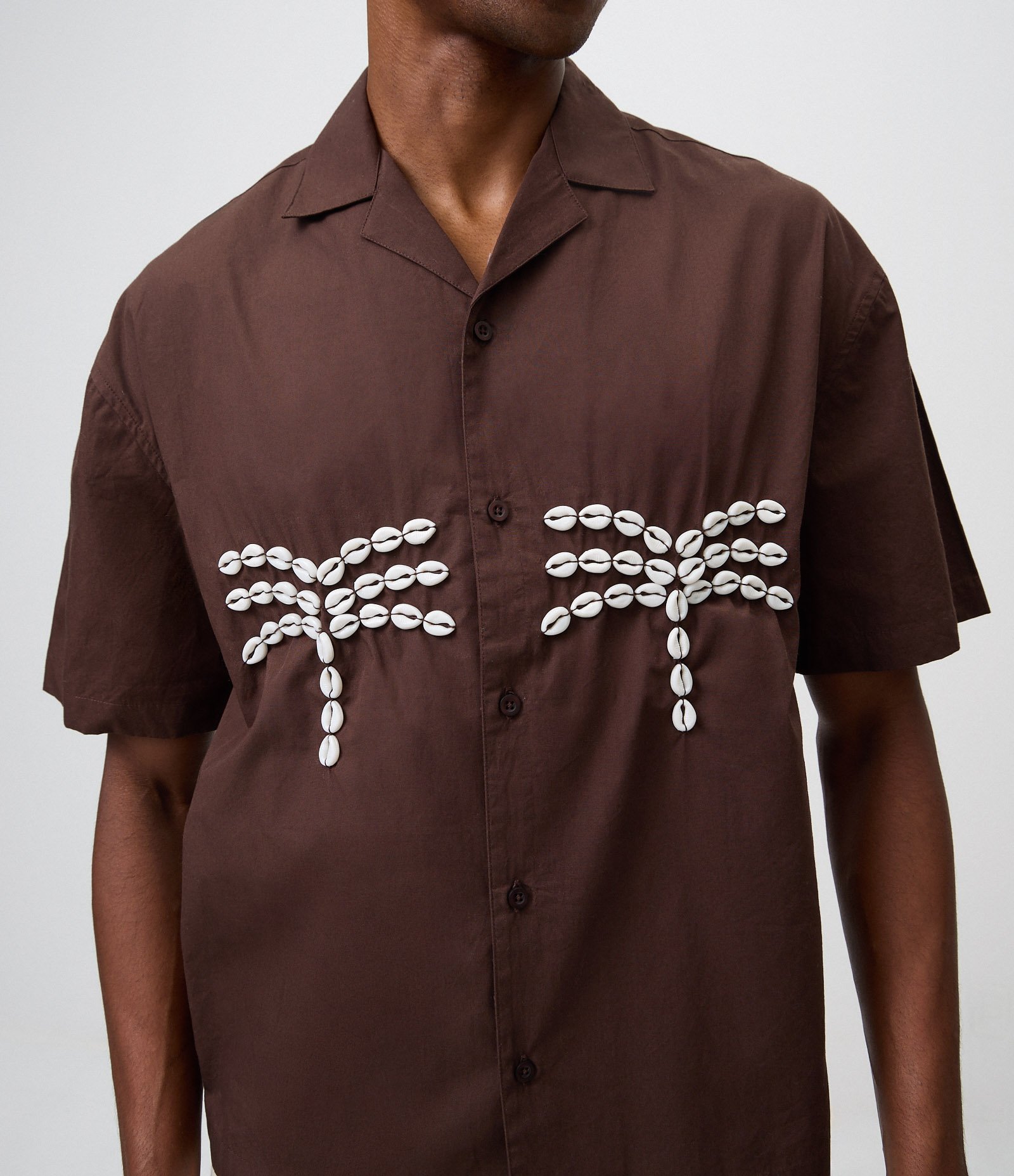 Camisa Bordado Coqueiro Conchas Marrom 4