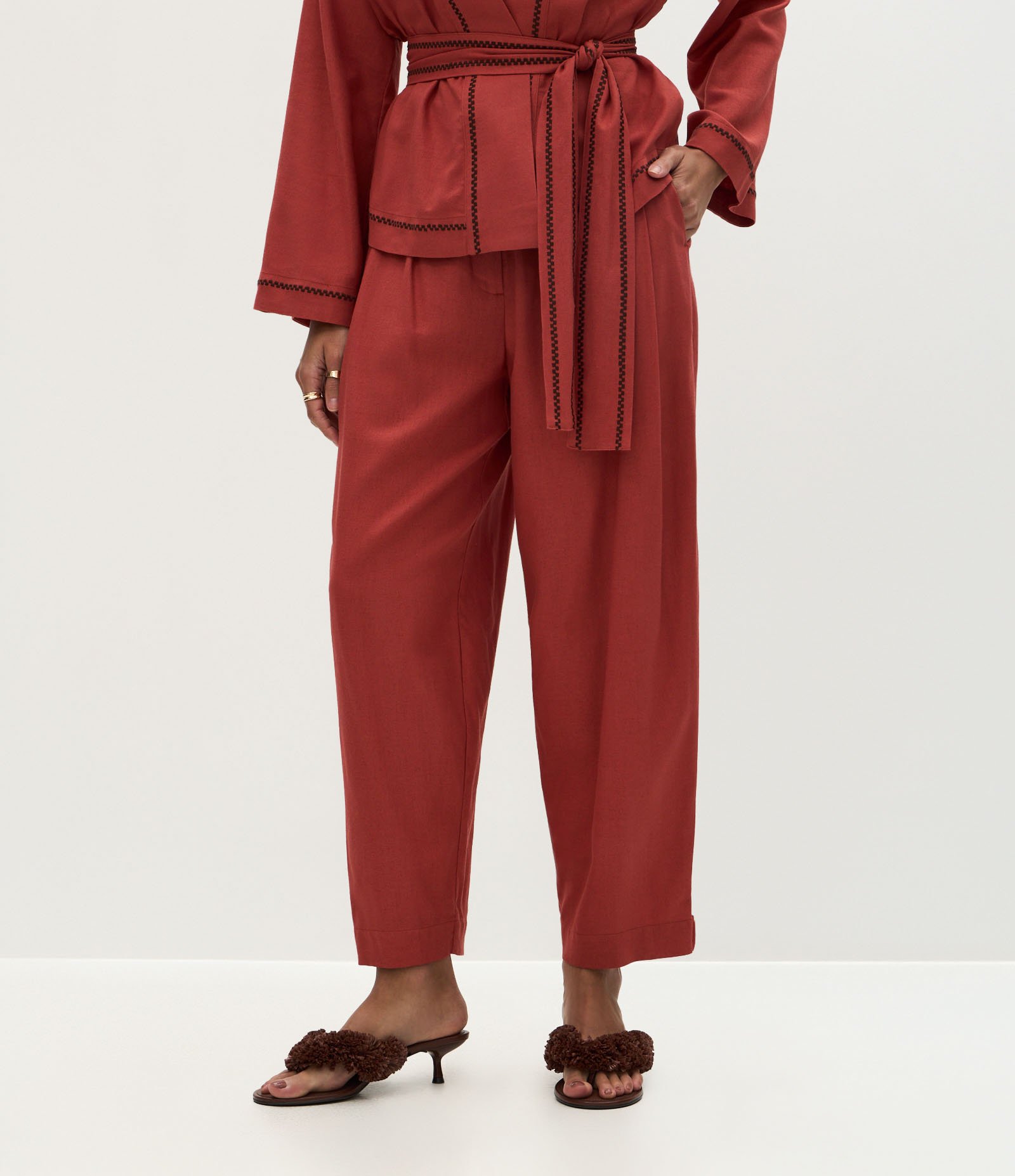 Calça Balloon em Viscolinho com Pregas Vermelho 3