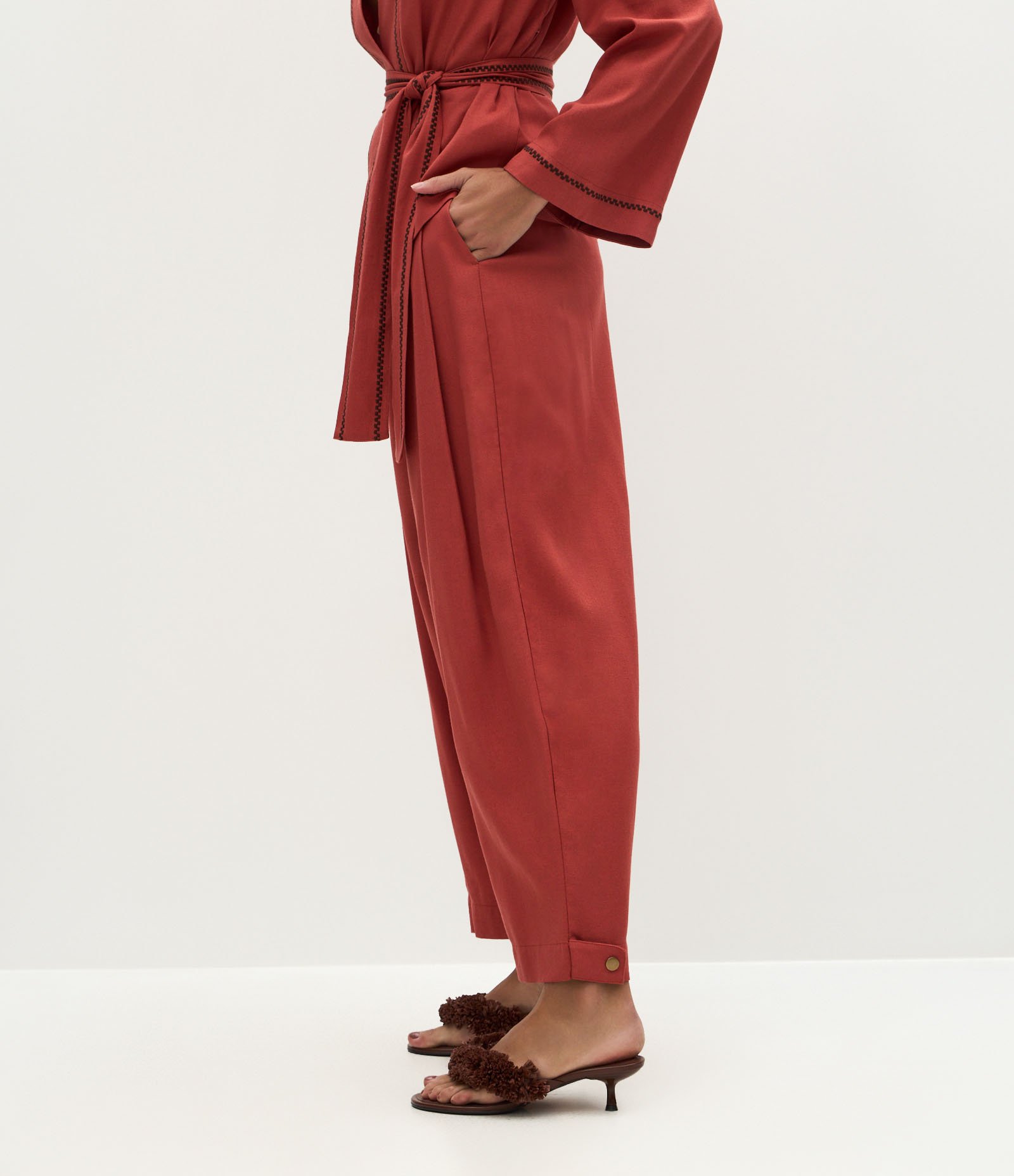 Calça Balloon em Viscolinho com Pregas Vermelho 4