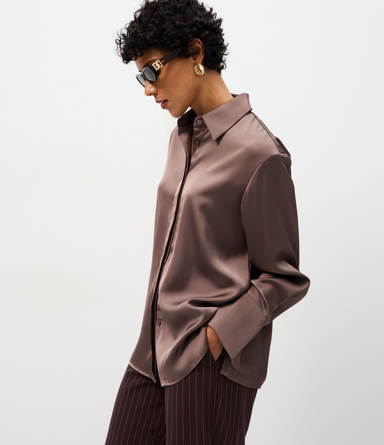 Camisa Acetinada com Gola Clássica Marrom 1