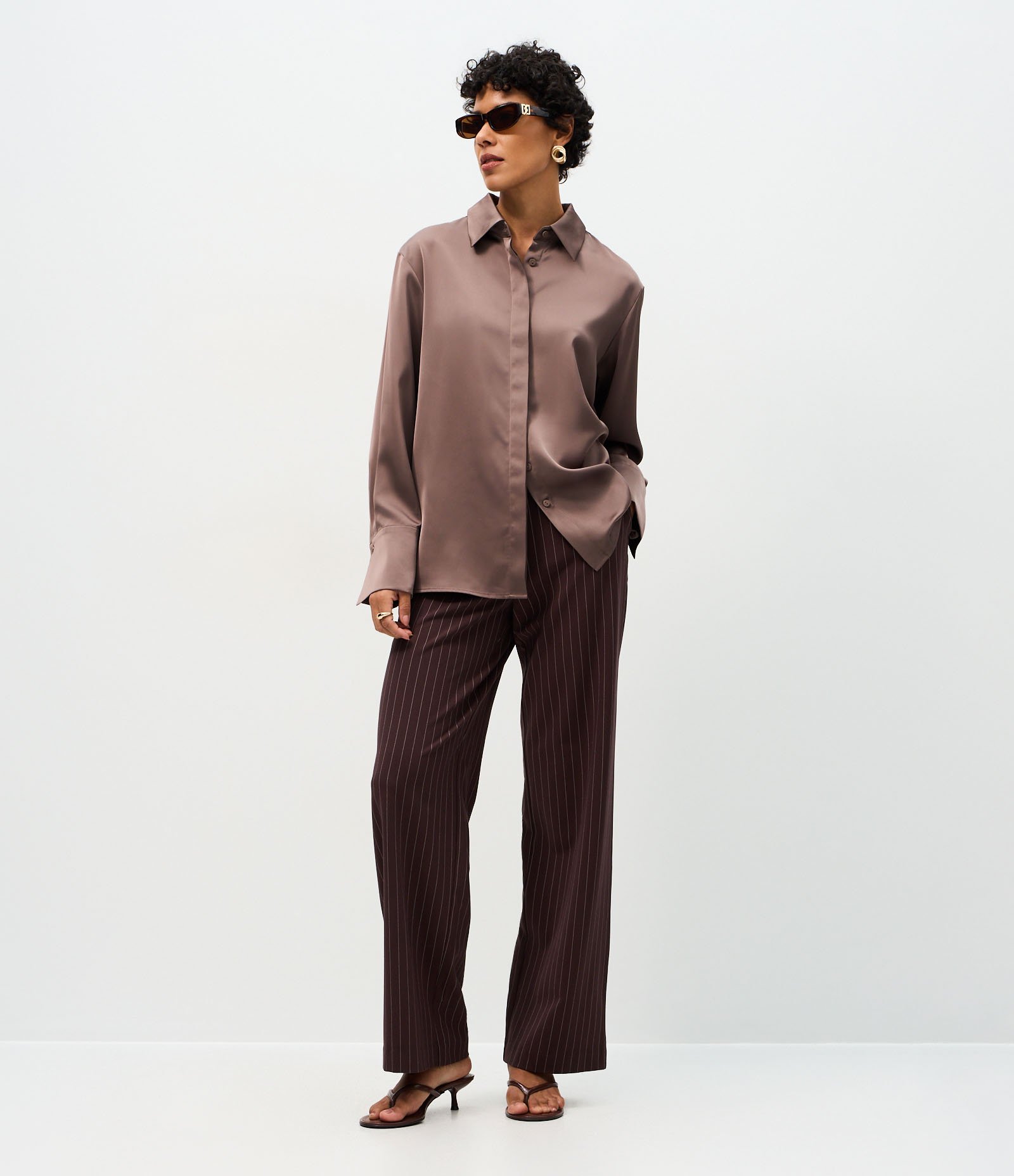Camisa Acetinada com Gola Clássica Marrom 2