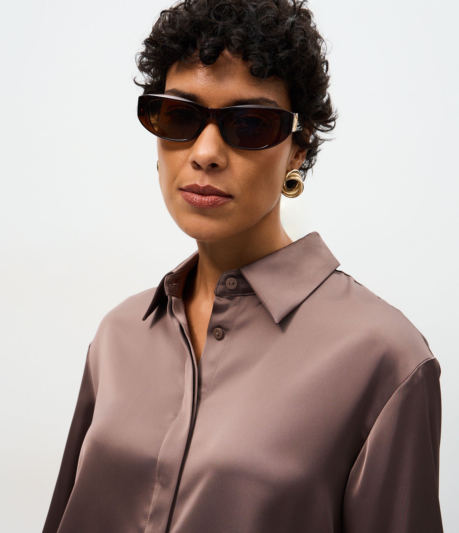 Camisa Acetinada com Gola Clássica Marrom 3