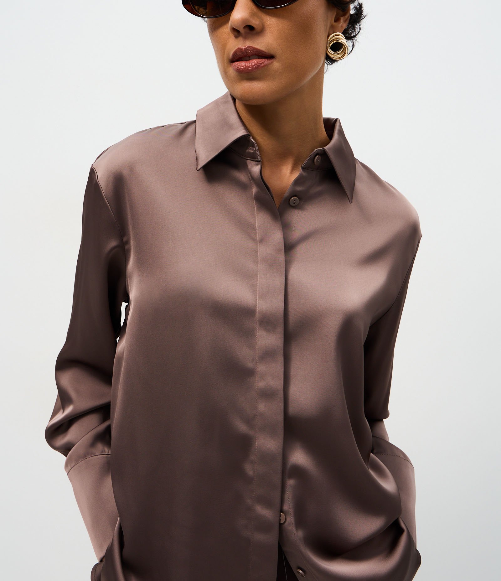 Camisa Acetinada com Gola Clássica Marrom 4