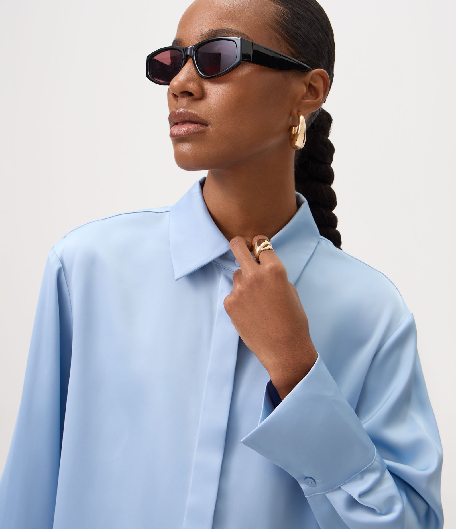 Camisa Acetinada com Gola Clássica Azul 3
