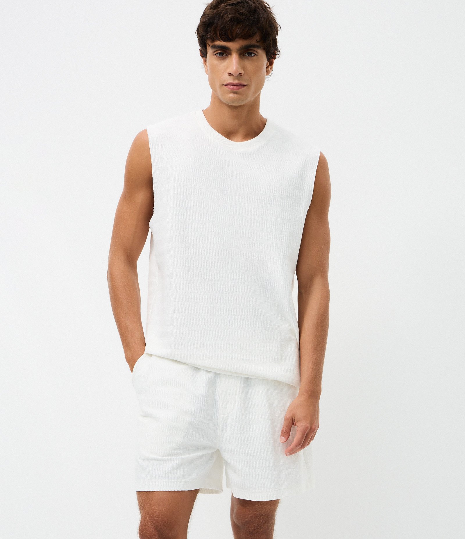 Bermuda Lisa com Textura de Moletom Branco 4