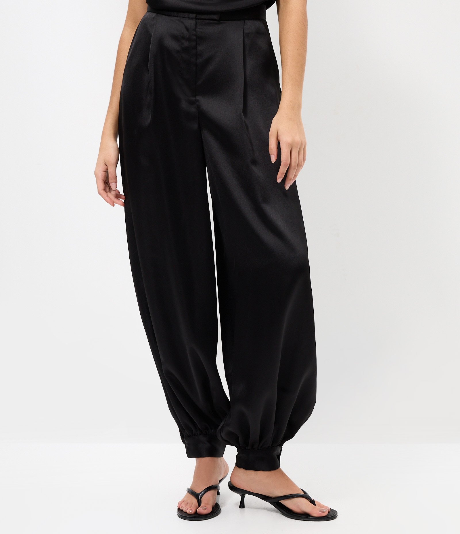 Calça Aladim em Cetim com Barra Ajustada Preto 2