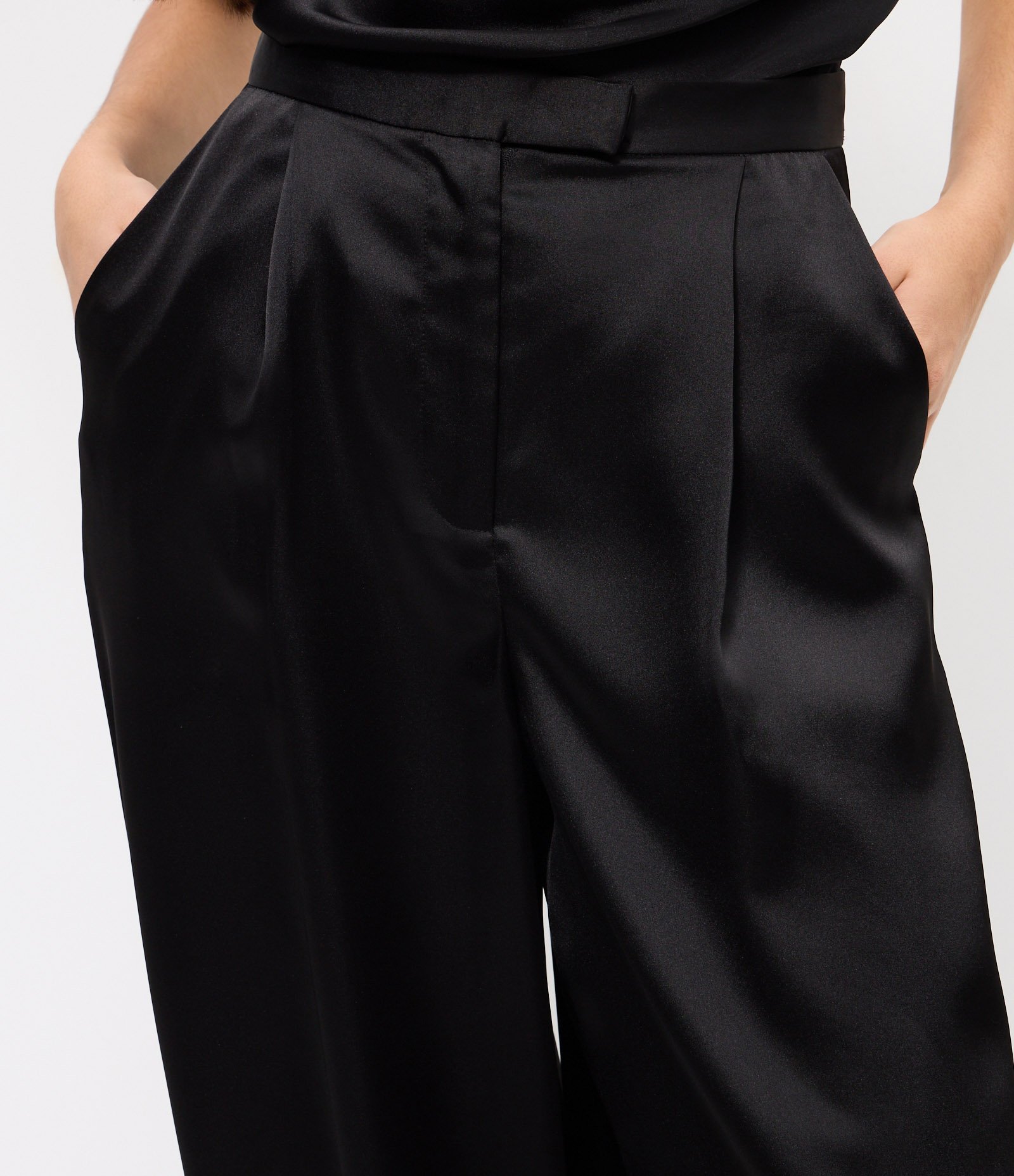 Calça Aladim em Cetim com Barra Ajustada Preto 3