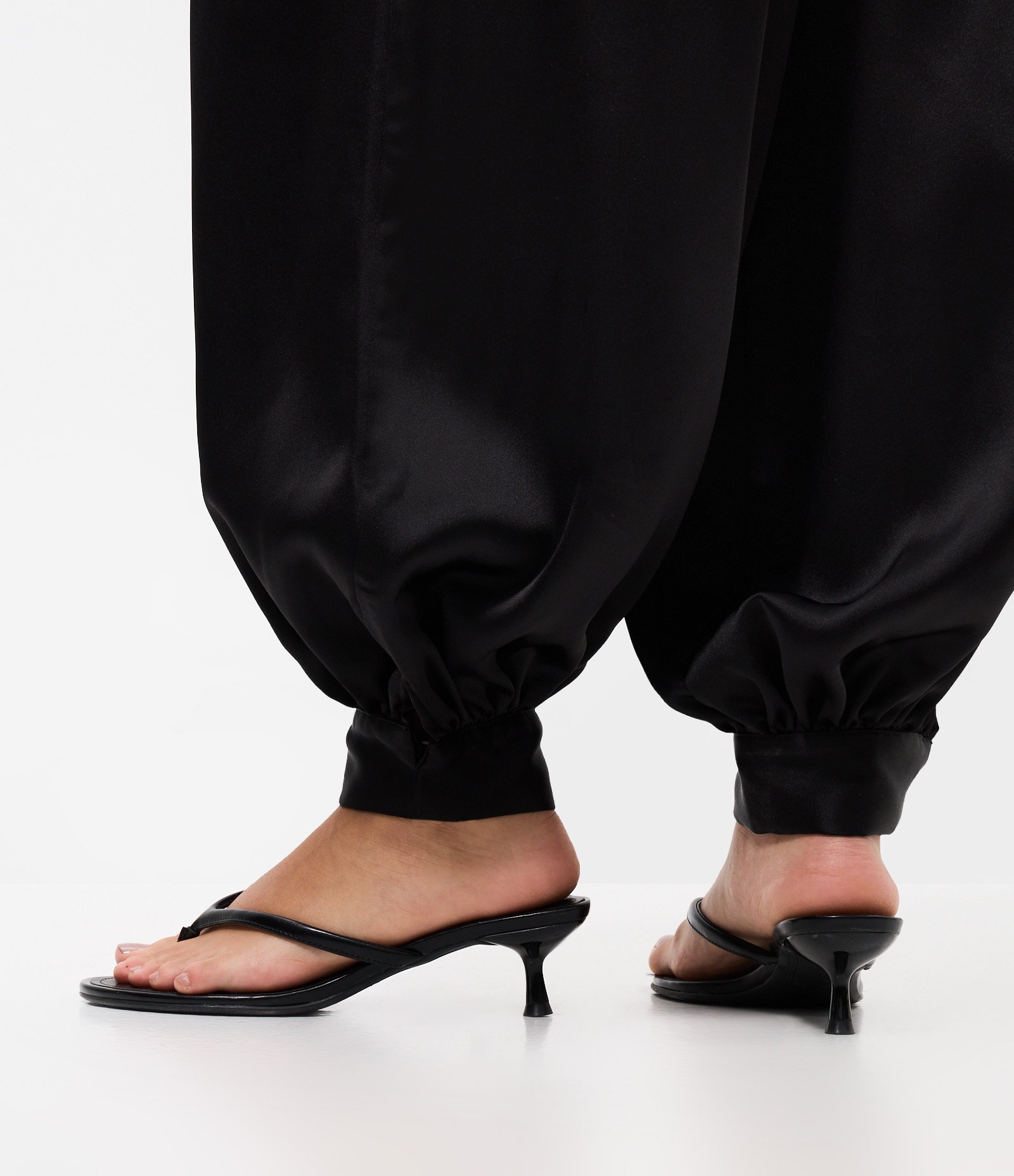 Calça Aladim em Cetim com Barra Ajustada Preto 4