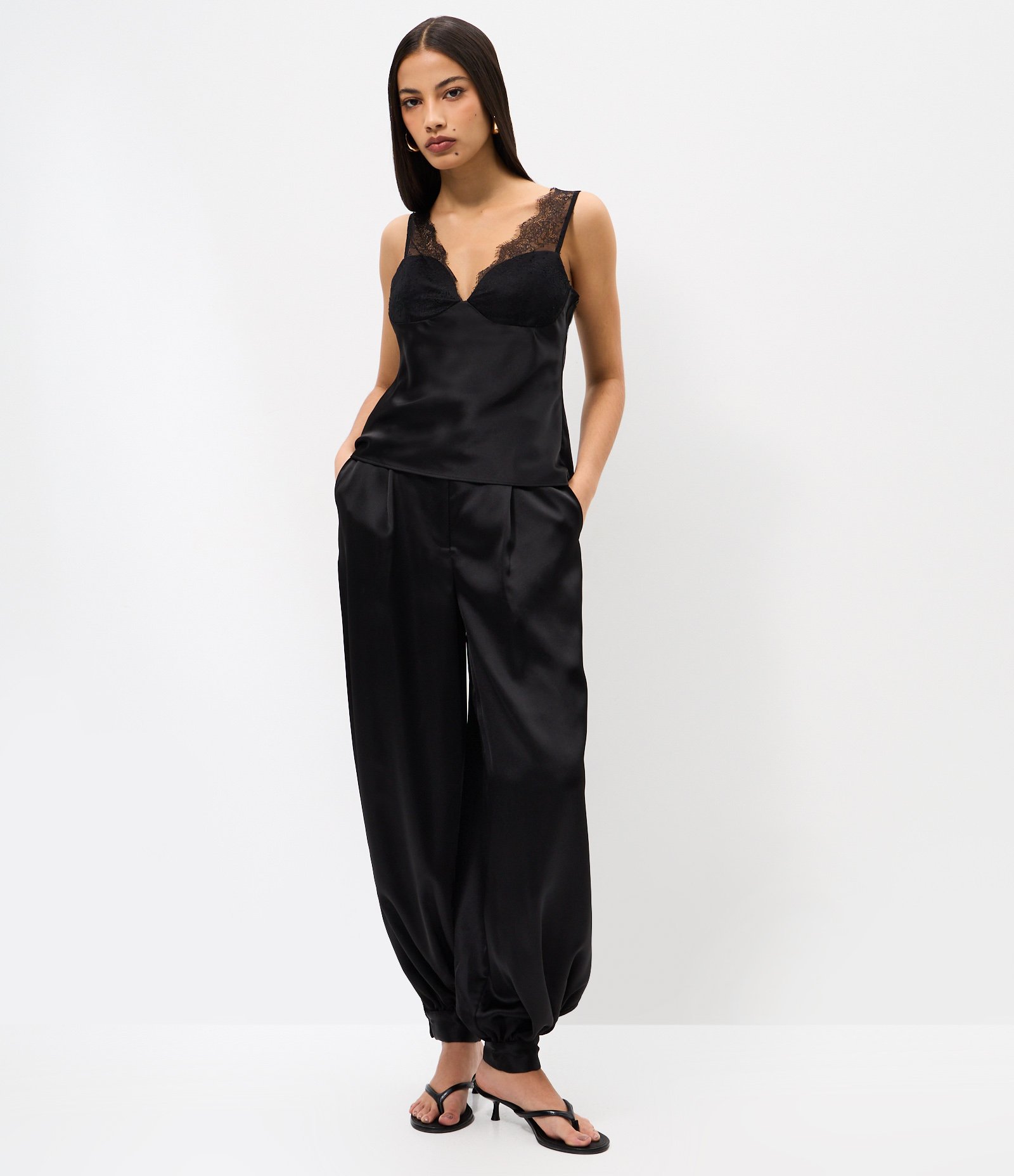 Blusa de Alcinha em Cetim com Renda nas Alças e Decote Coração Preto 2