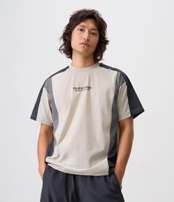 Camiseta Boxy em Poliamida com Recortes Contrastantes