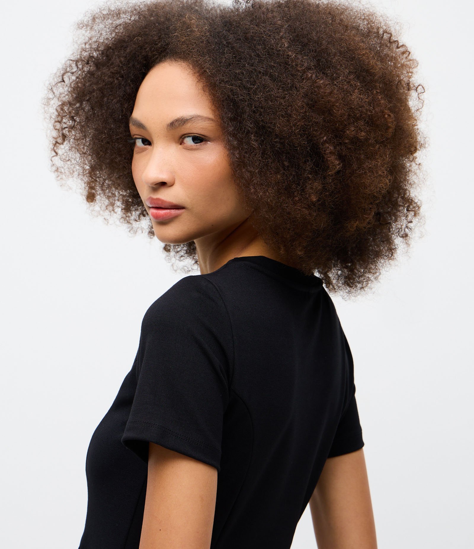 Blusa Peplum Manga Curta em Viscose com Recortes Preto 4