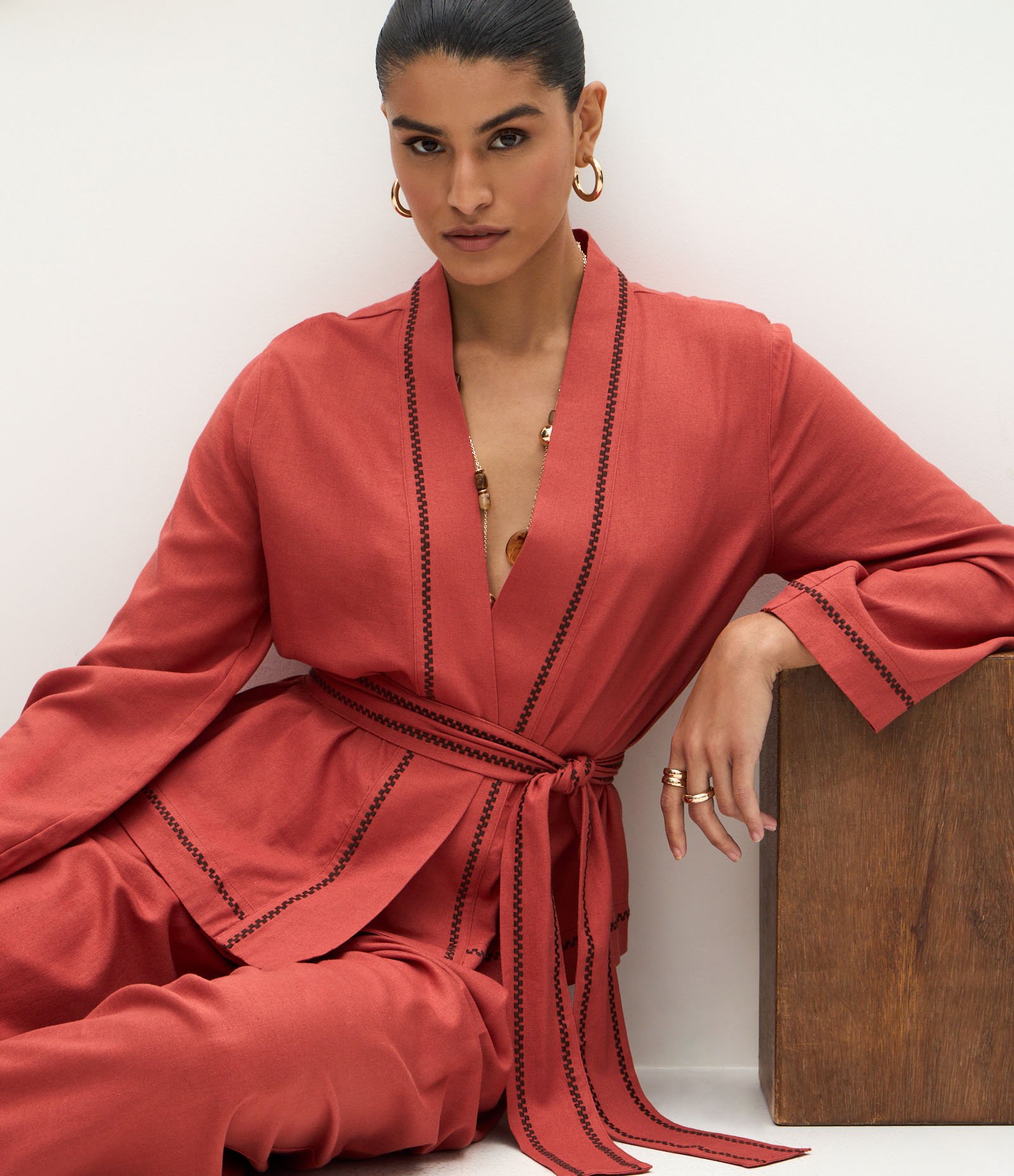 Kimono com Bordados Contrastantes e Faixa na Cintura Salmão 1