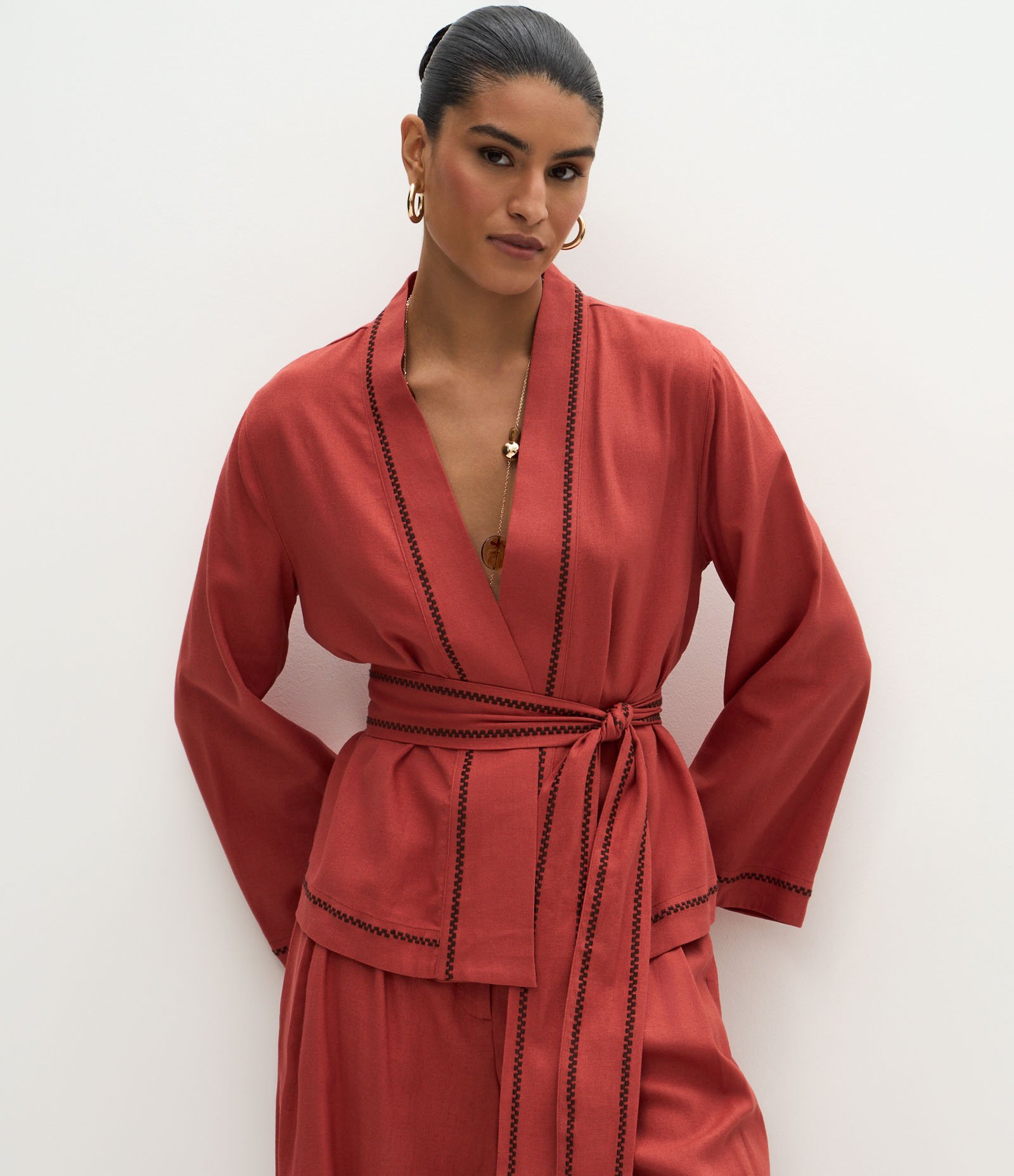 Kimono com Bordados Contrastantes e Faixa na Cintura Salmão 2