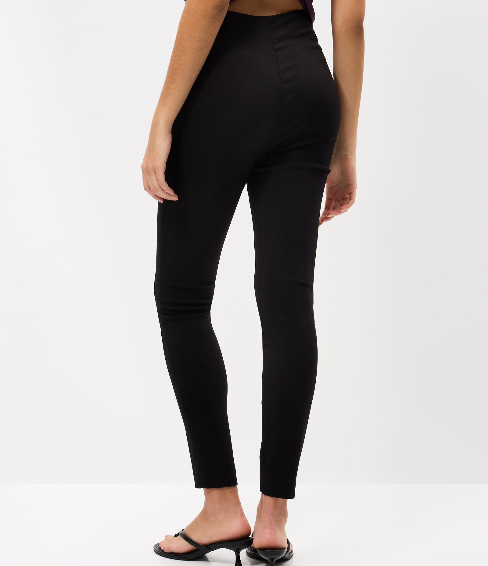 Calça Legging em Bengaline com Cinto Fivelado Preto 4
