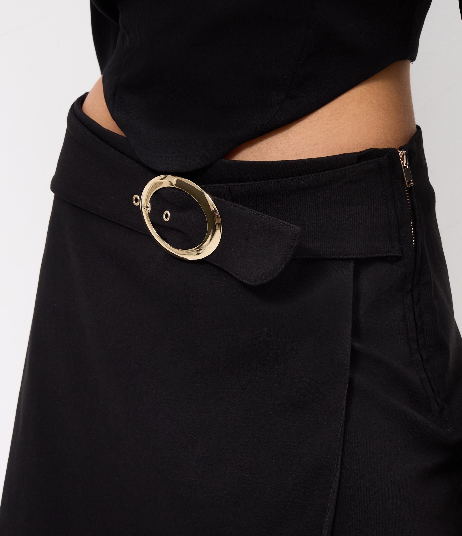 Short Saia em Bengaline com Cinto Fivelado Preto 2