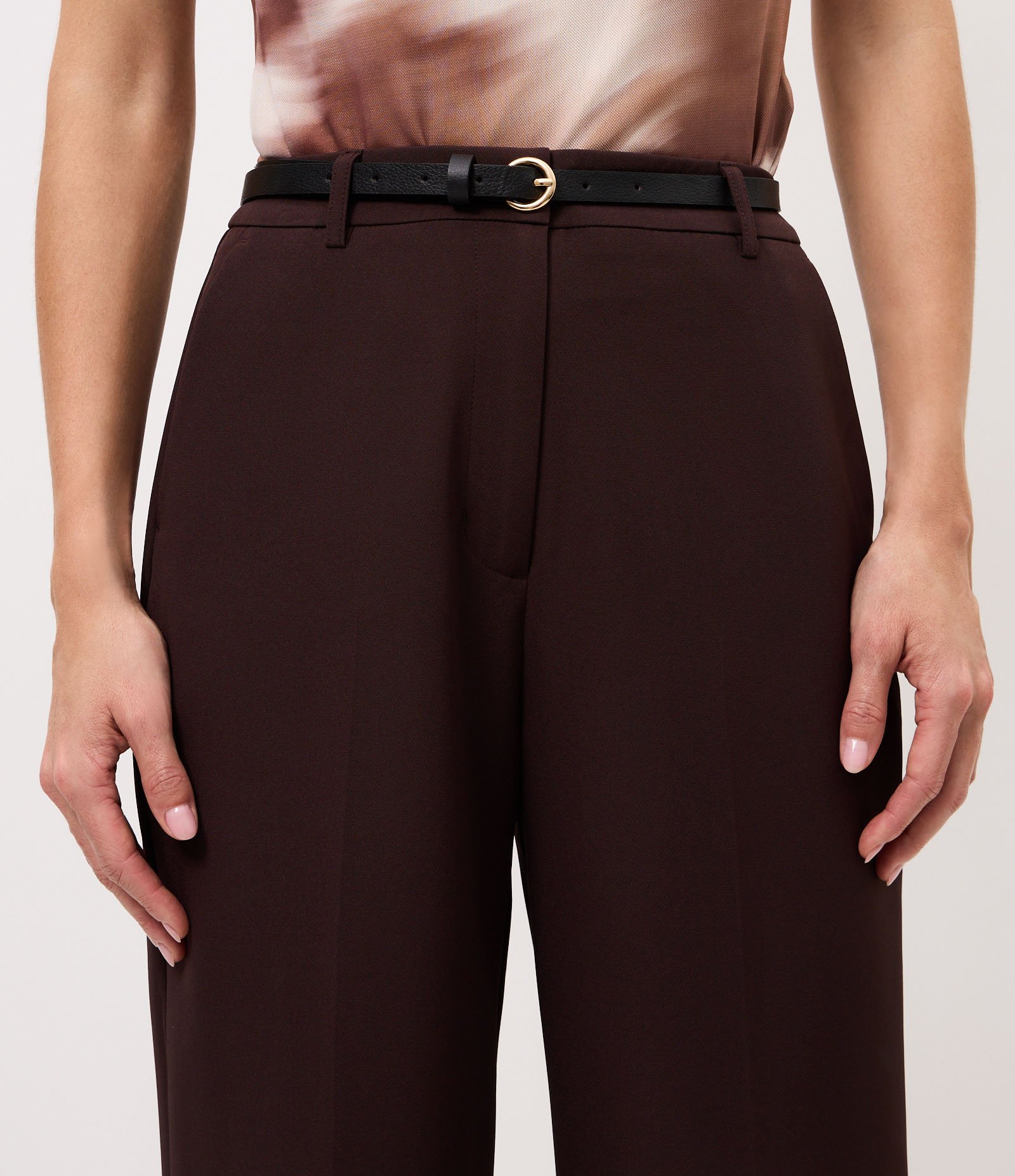 Calça Reta Alfaiatada com Cinto Fino em PU Marrom 4