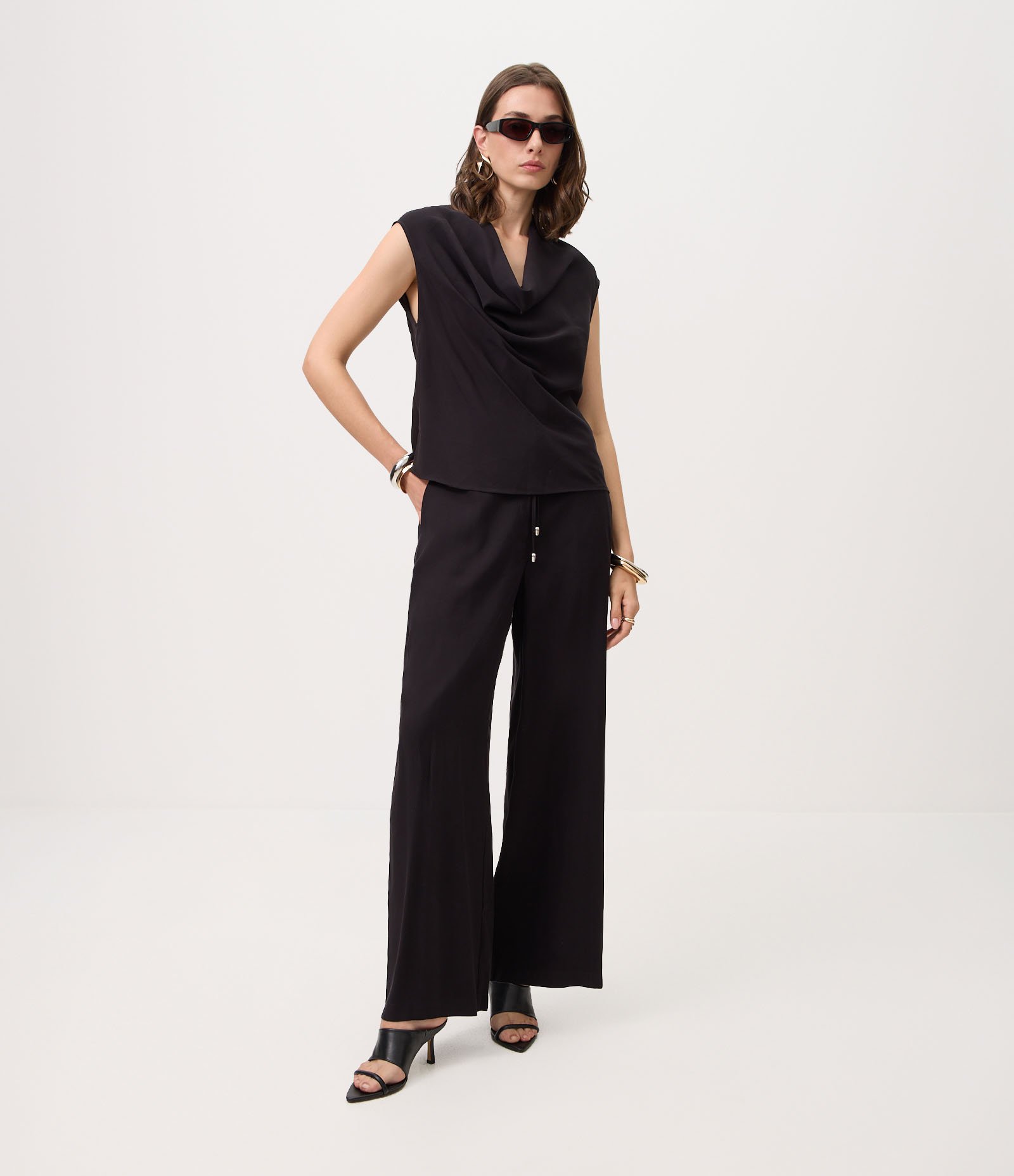 Calça Wide em Viscose com Cós Alfaiatado Preto 1